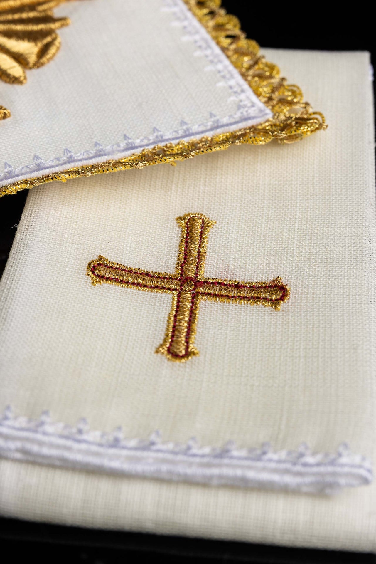 Bogato haftowana bielizna kielichowa z kamieniami. Wykonana z lnu - ORNATY.PL