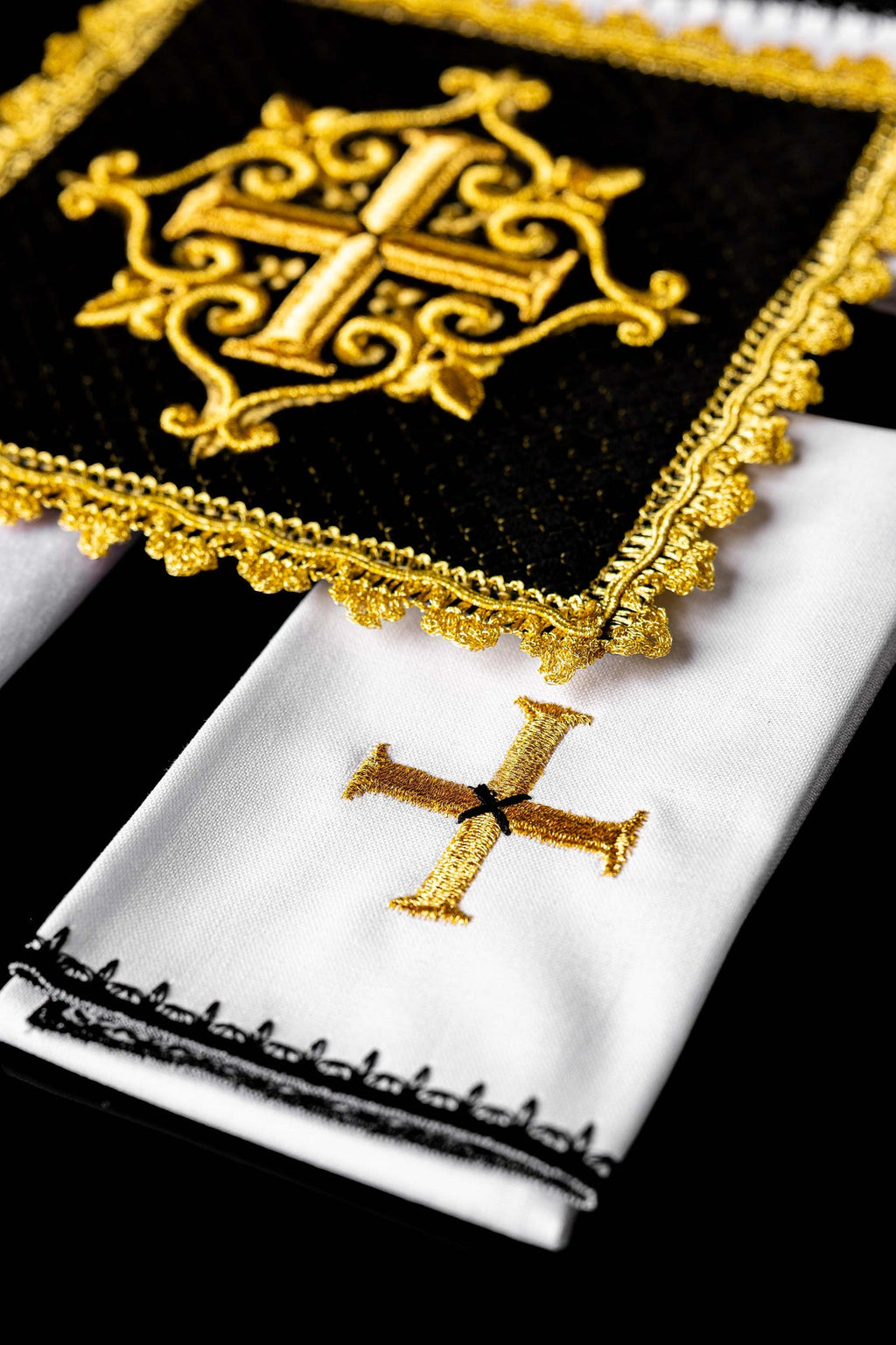 Kelchwäscheset aus schwarzem Samt mit gesticktem Kreuz