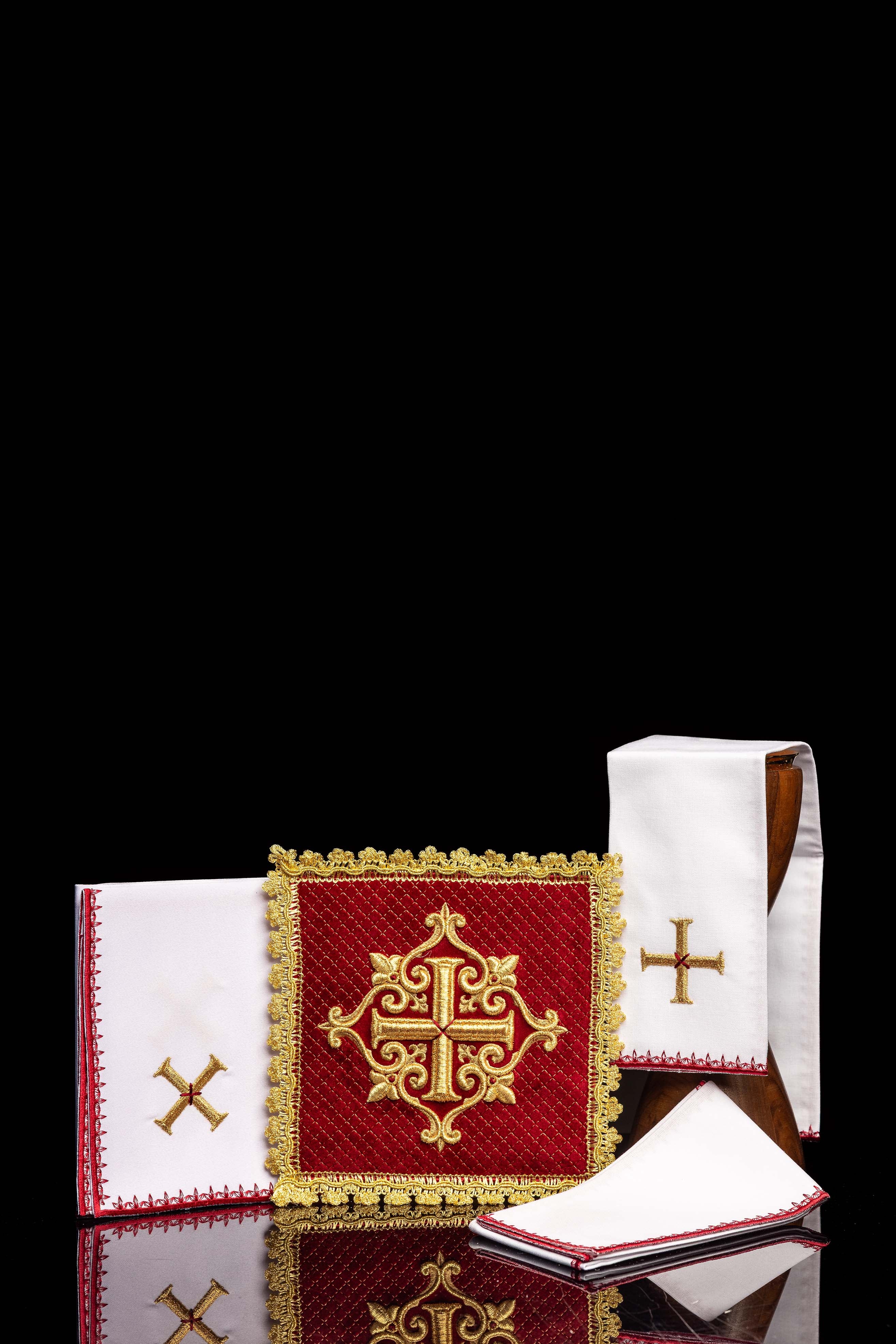 Leinenstola mit aufgesticktem Kreuz roter Samt