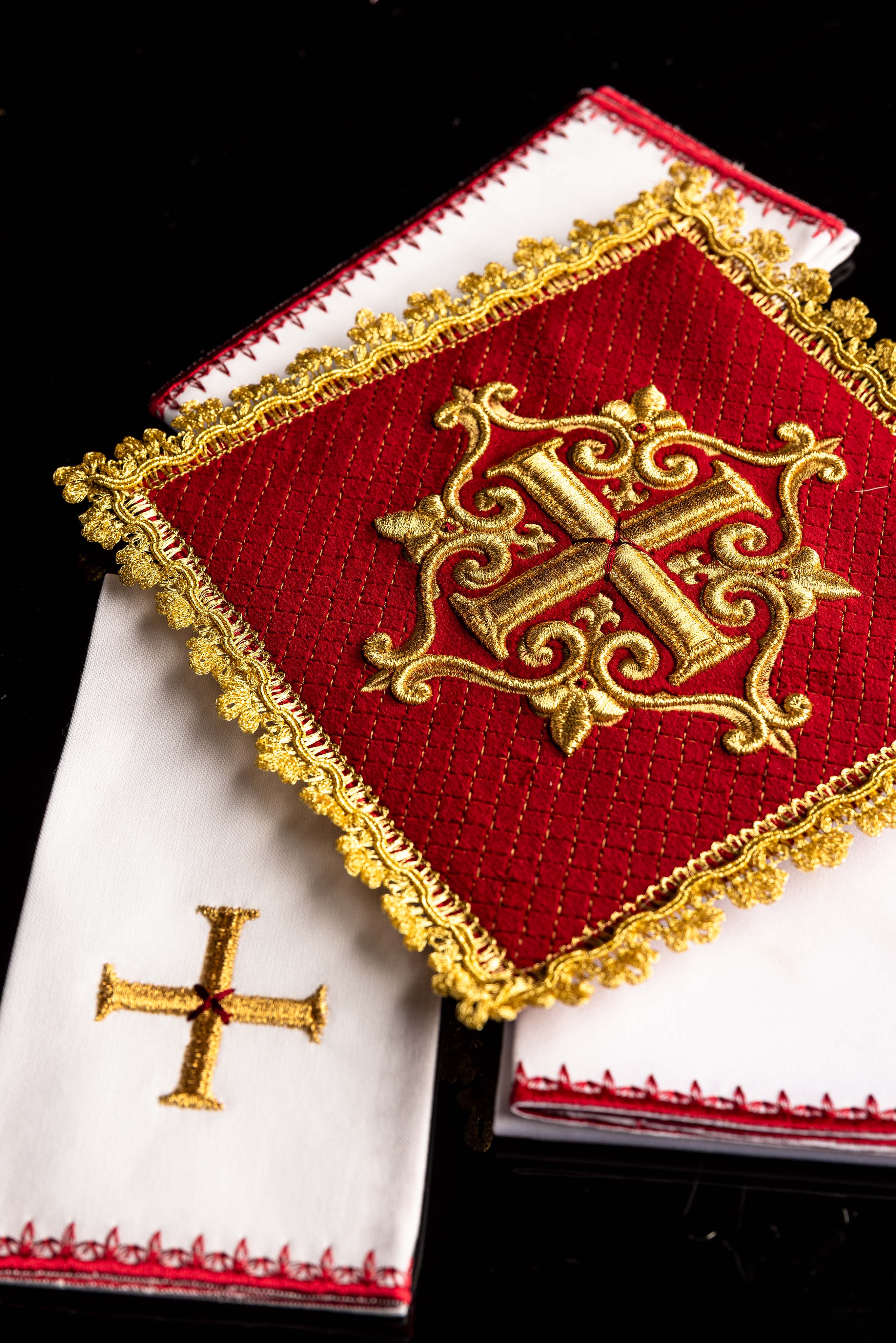 Leinenstola mit aufgesticktem Kreuz roter Samt
