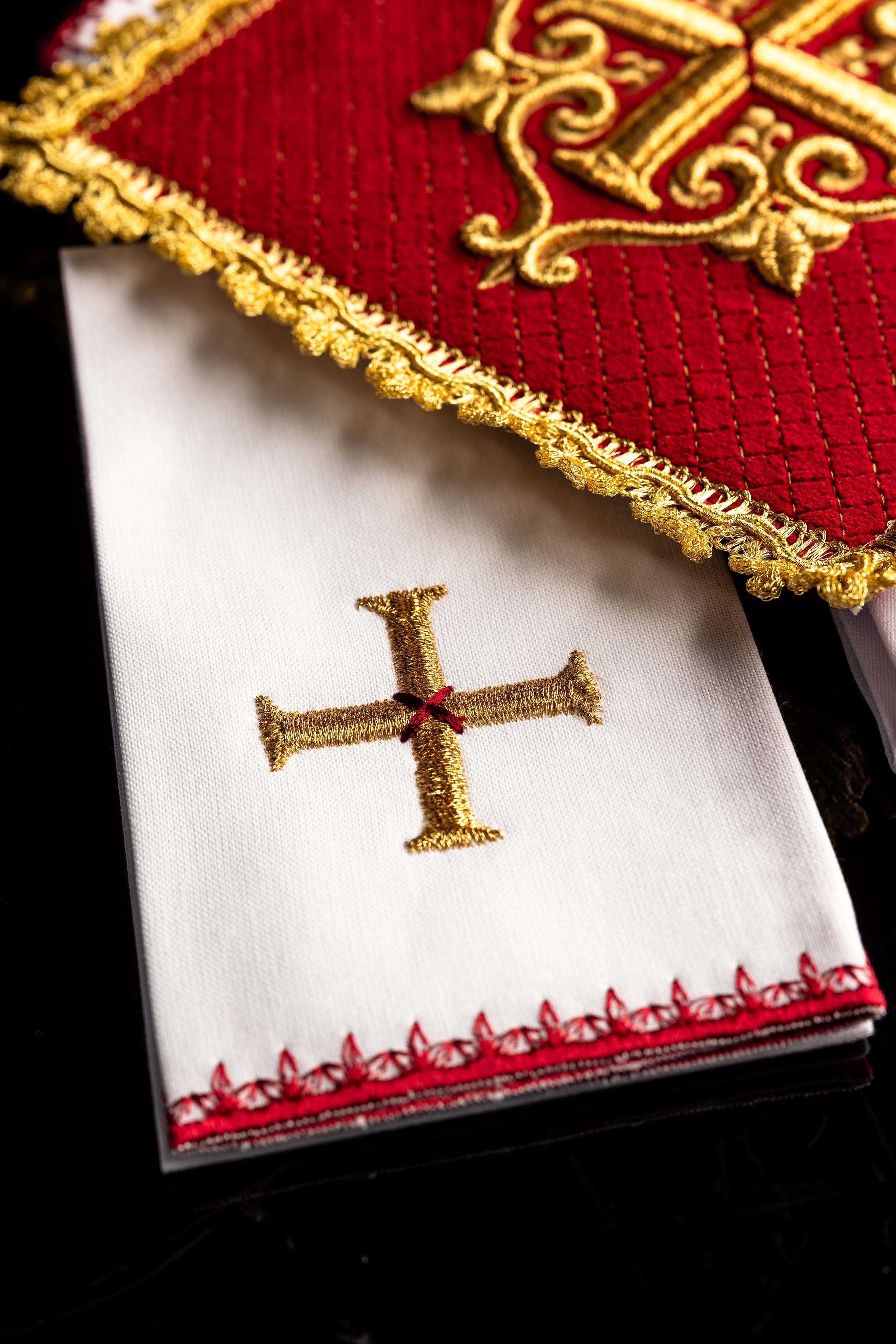 Leinenstola mit aufgesticktem Kreuz roter Samt