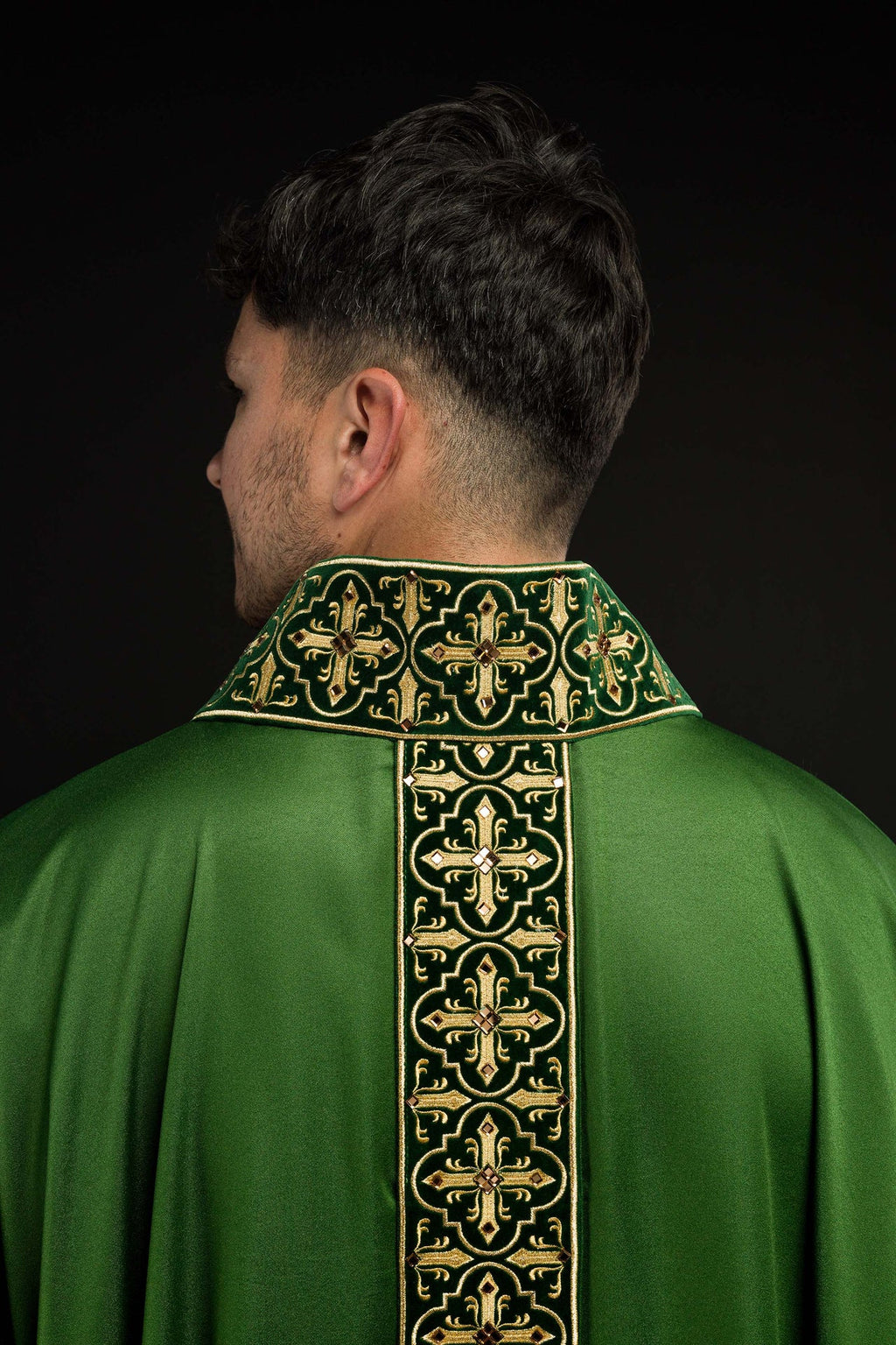 Ornat zielony z wiszącym haftowanym pasem i 500 kamieniami - ORNATY.PL