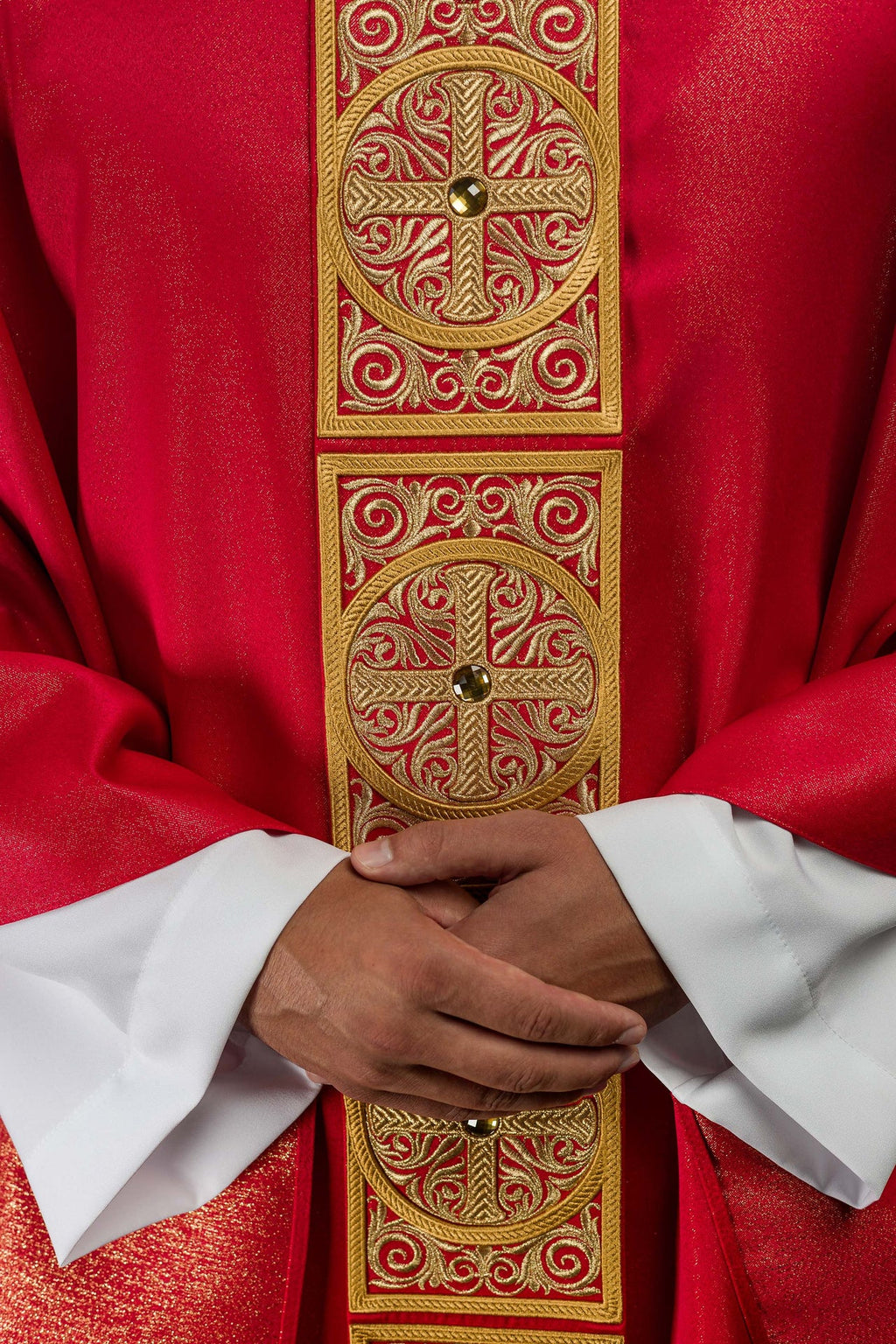 Rotes Messgewand reich bestickt und mit Steinen verziert