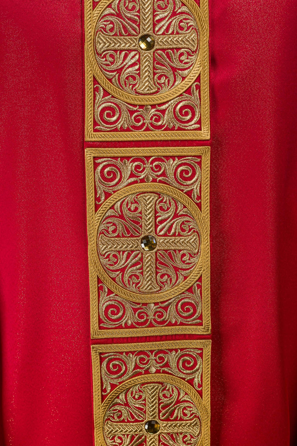 Rotes Messgewand reich bestickt und mit Steinen verziert