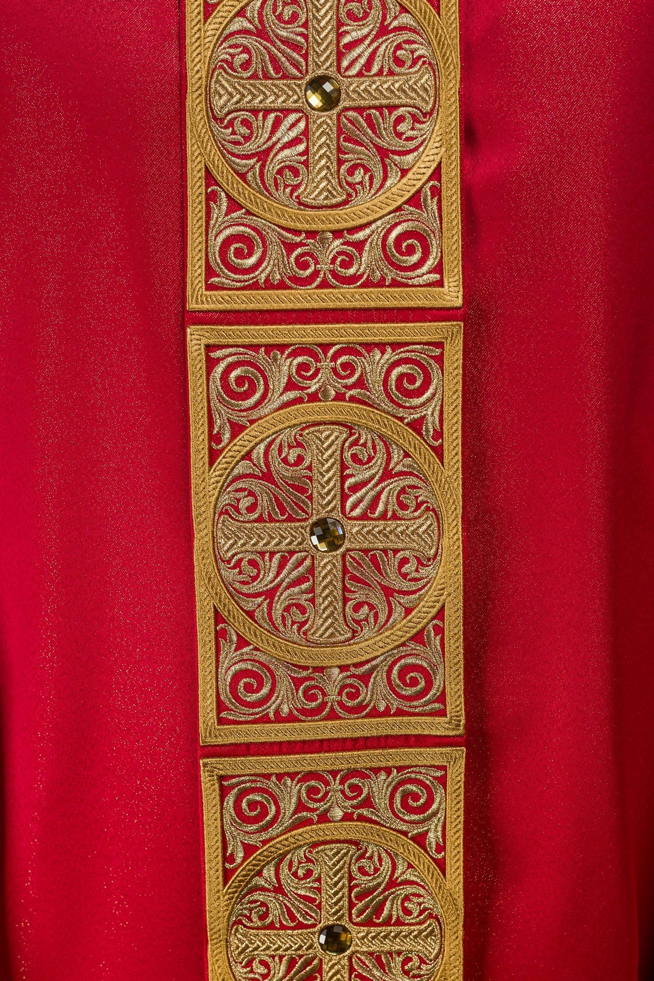 Rotes Messgewand reich bestickt und mit Steinen verziert