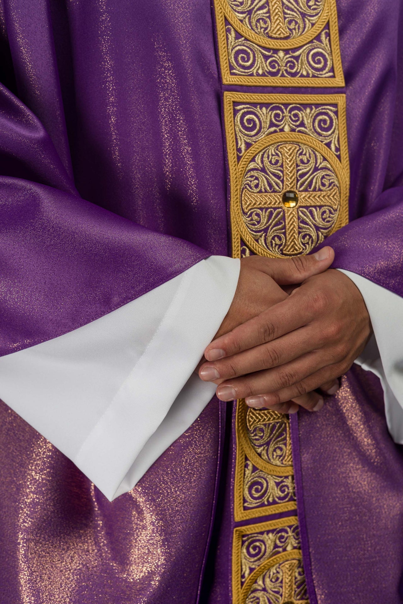 Ornat fioletowy bogato haftowany dekorowany kamieniami - ORNATY.PL
