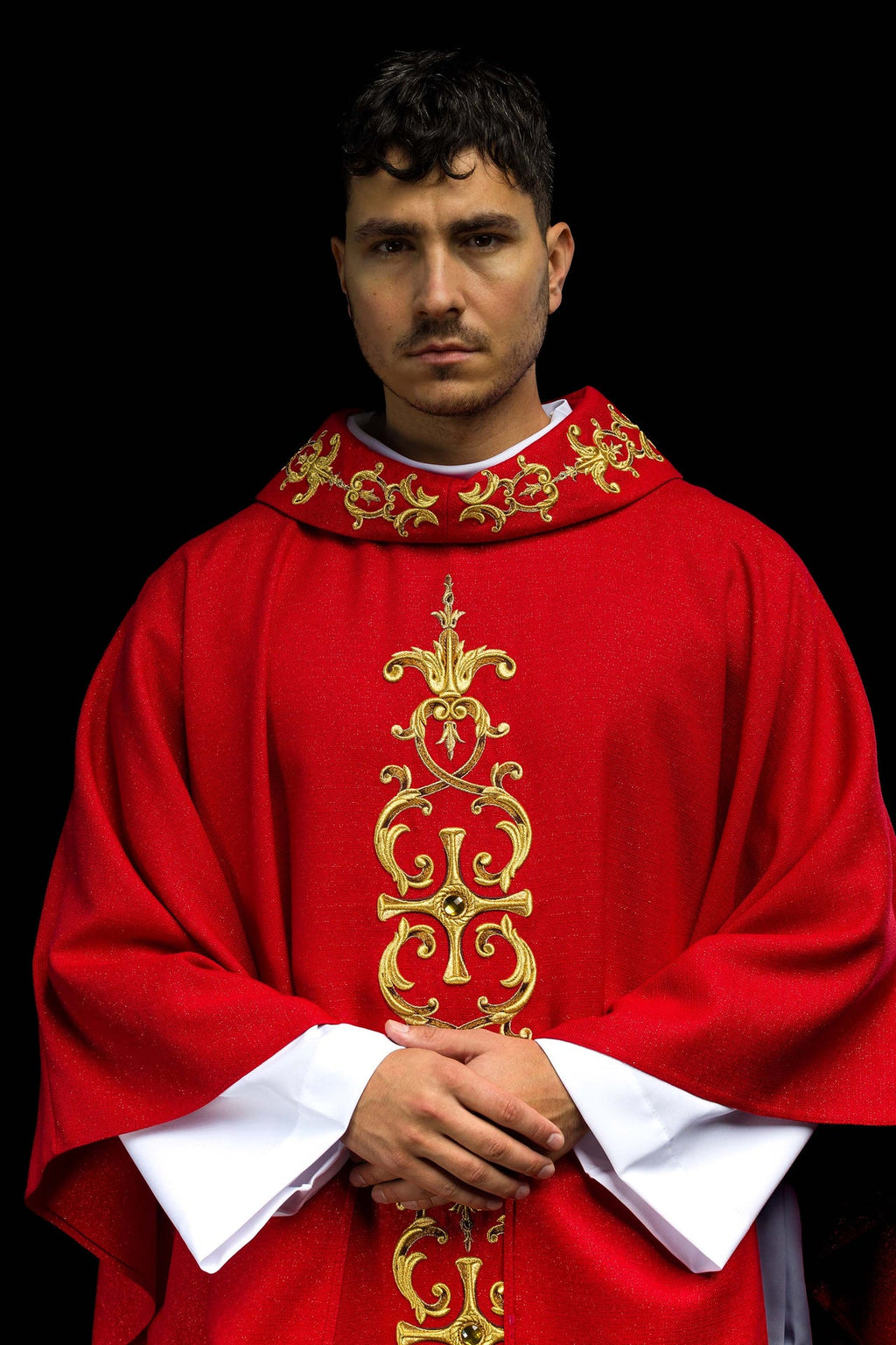 Rotes Messgewand, reich mit Steinen bestickt