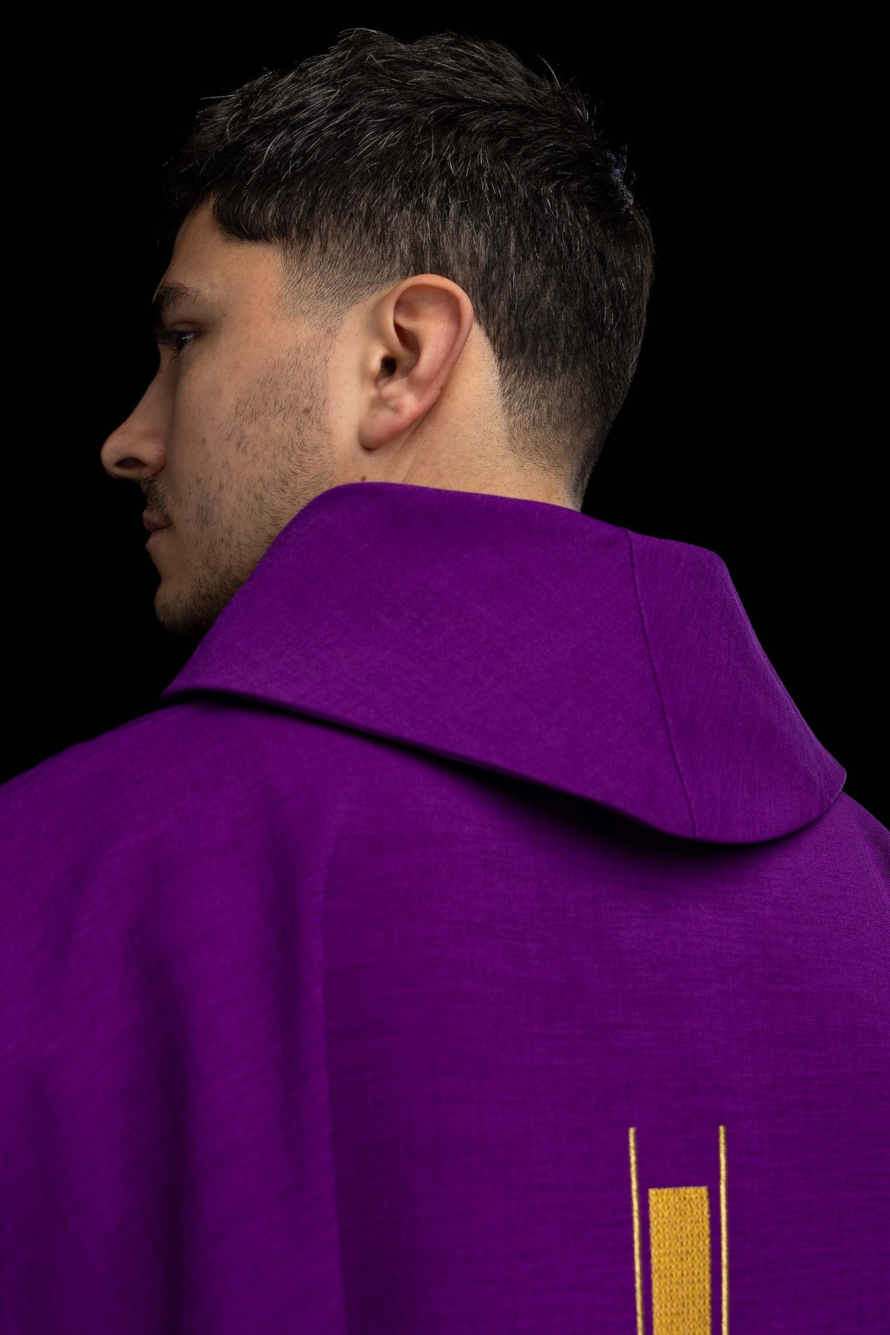 Violette Kasel mit besticktem Kreuzmotiv