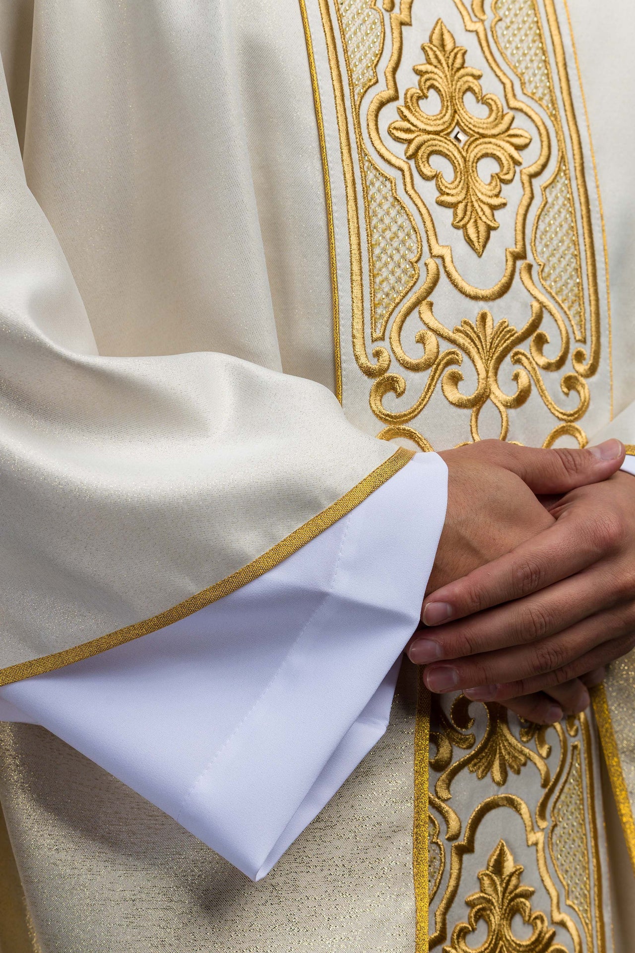 Schimmerndes Messgewand aus Stoff mit reicher Goldstickerei am Gürtel