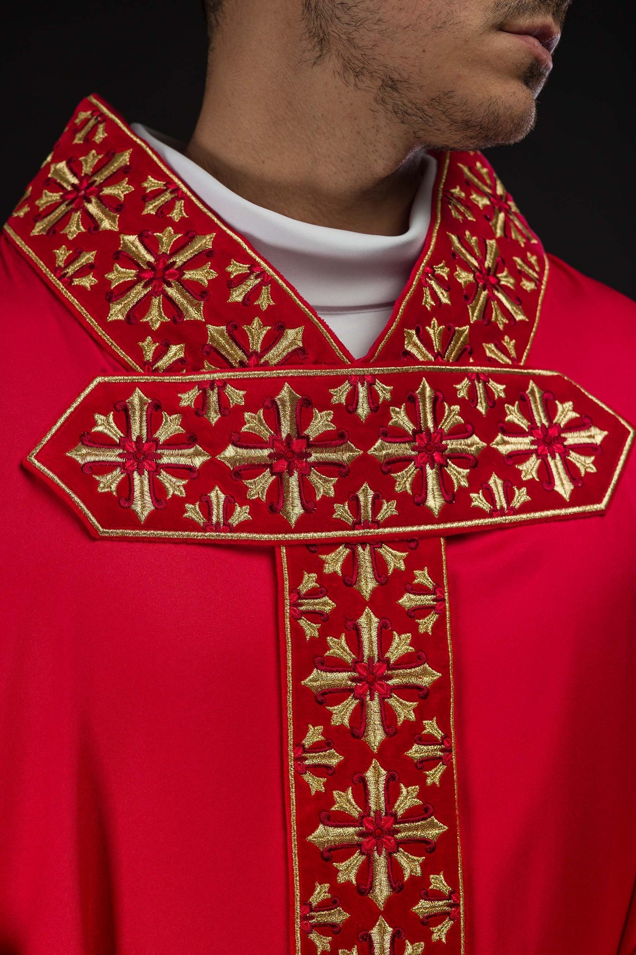 Messgewand mit leuchtend roter Stickerei