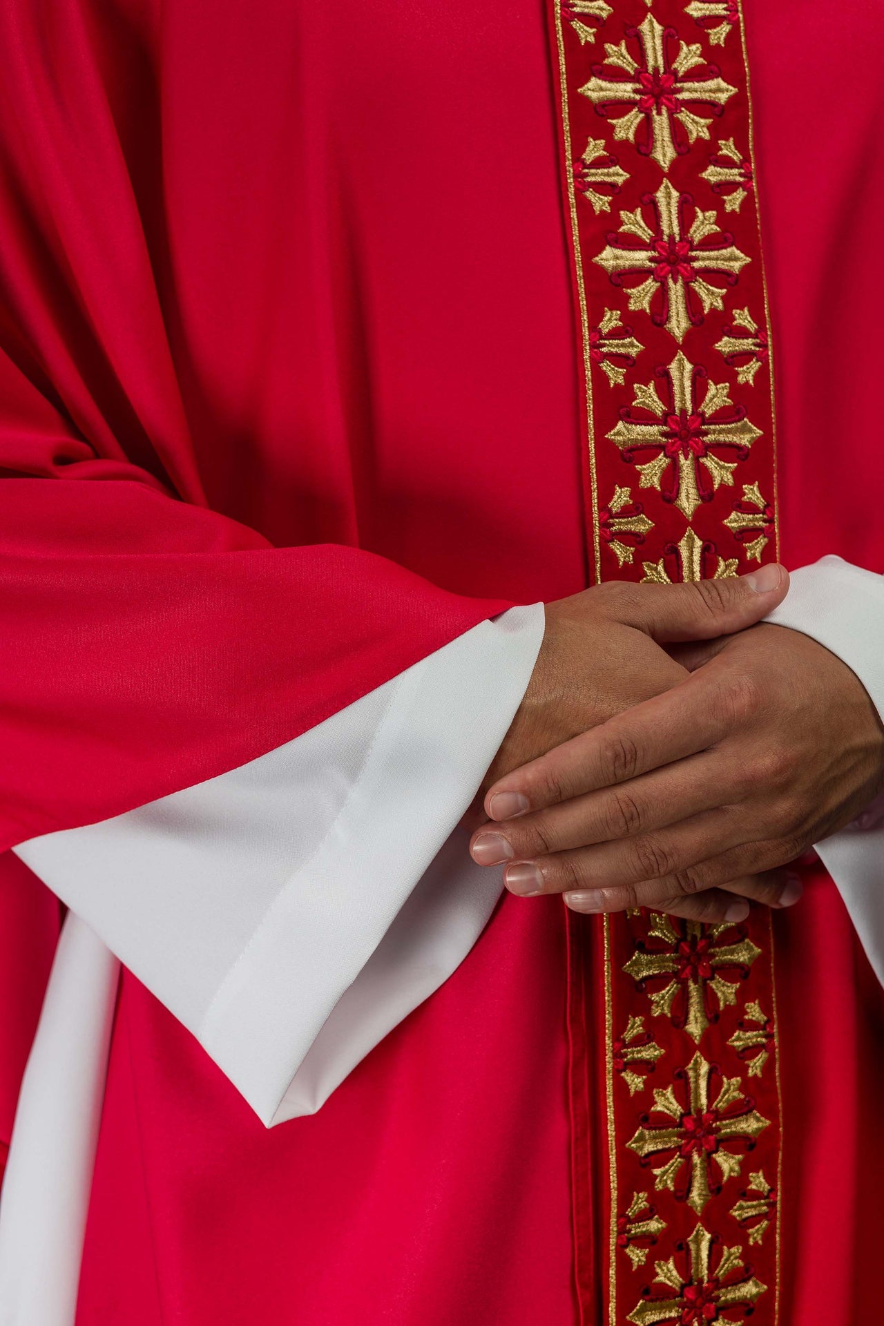 Messgewand mit leuchtend roter Stickerei