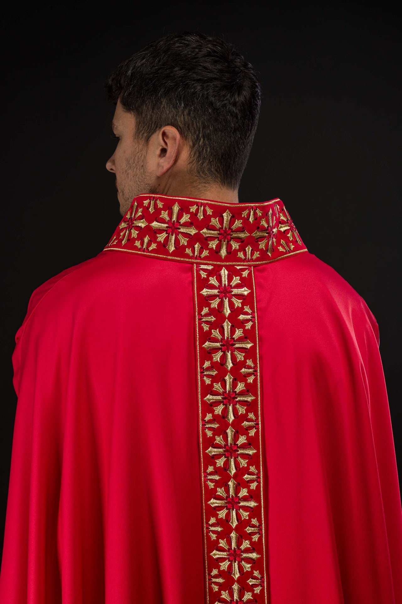 Messgewand mit leuchtend roter Stickerei