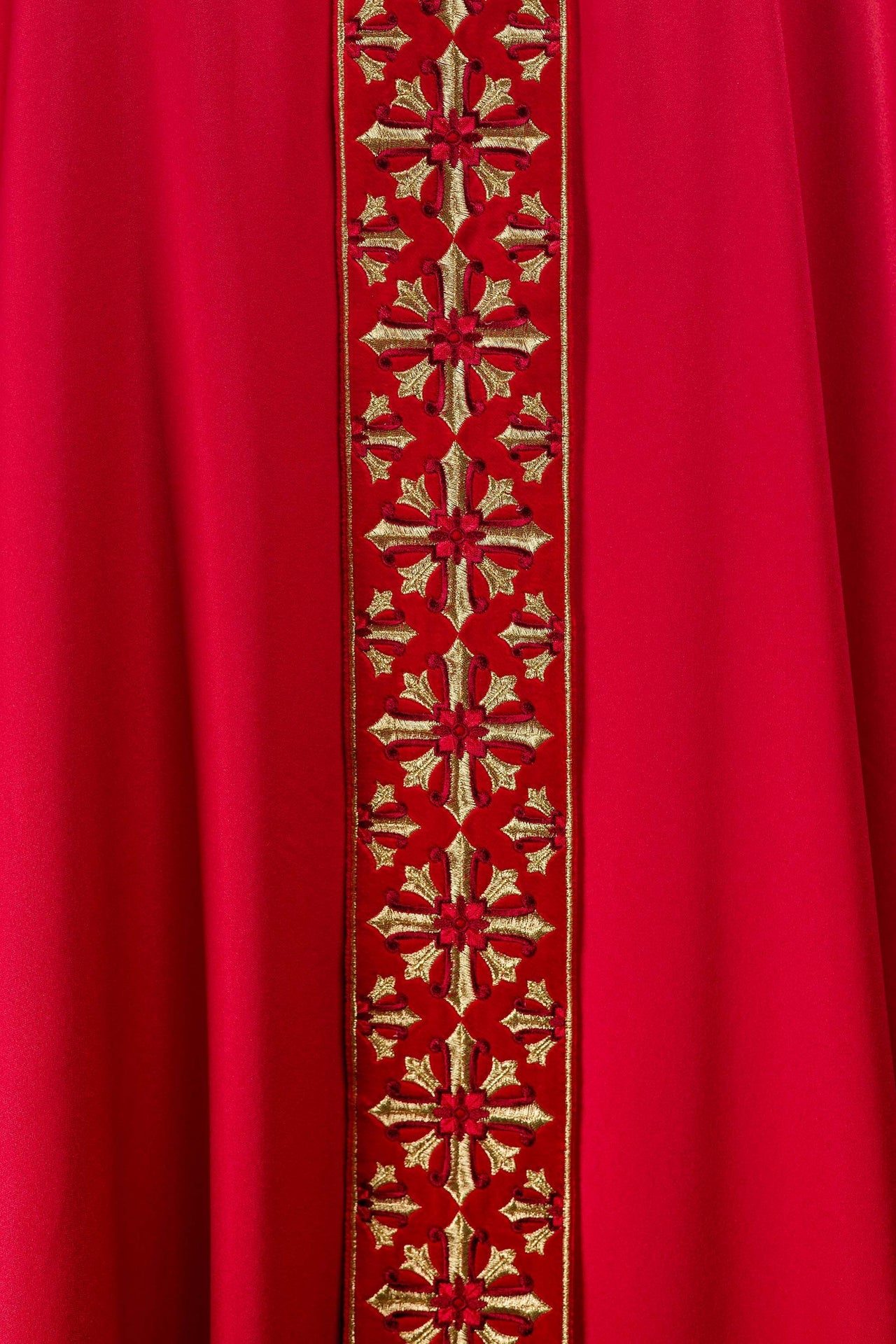 Messgewand mit leuchtend roter Stickerei