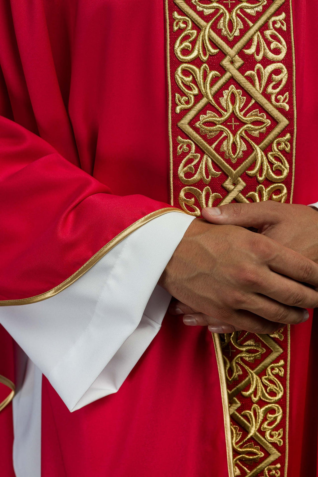 Ornat bogato haftowany motyw florystyczny z krzyżami Czerwony - ORNATY.PL