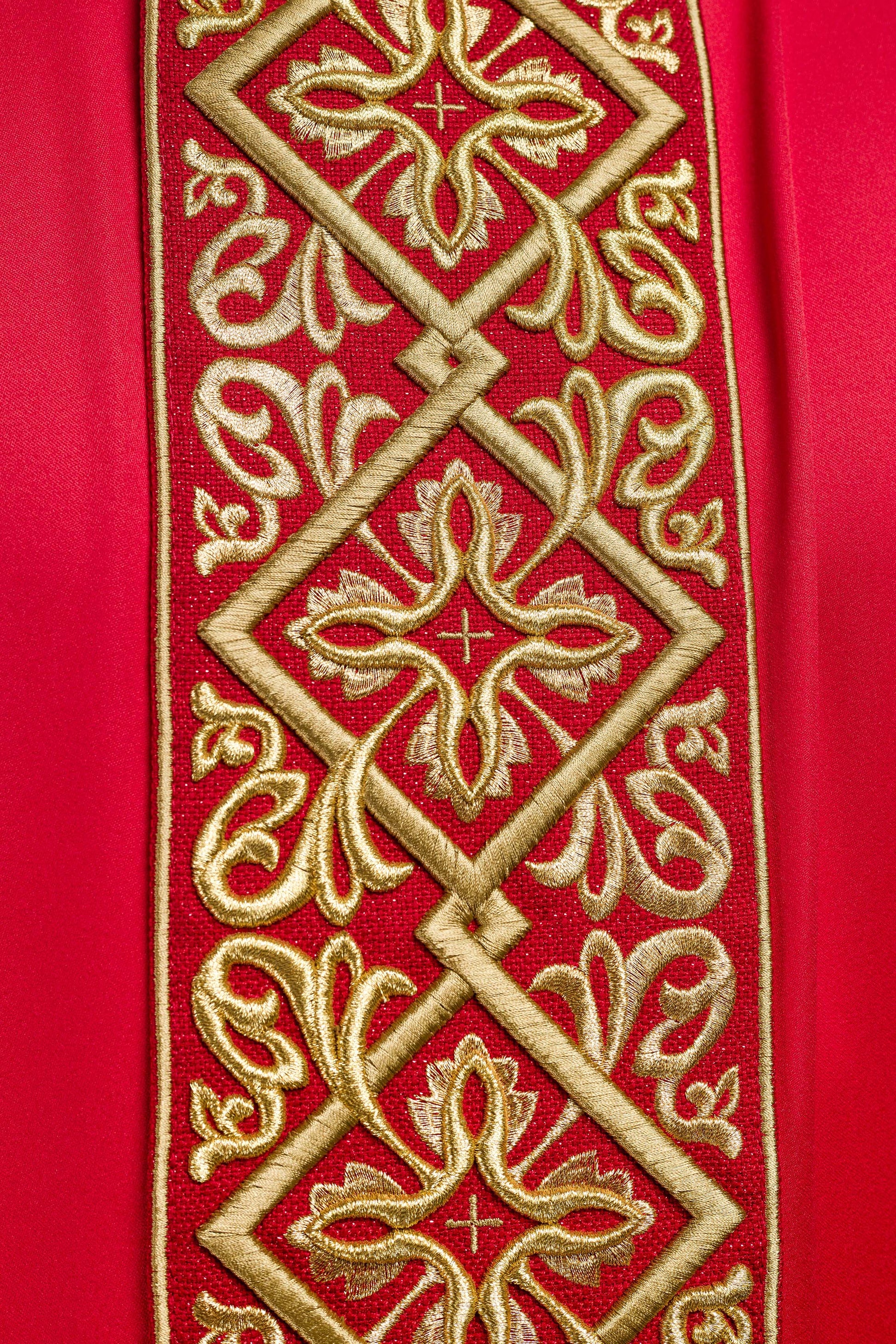 Messgewand mit reich besticktem Blumenmotiv und Kreuzen Rot