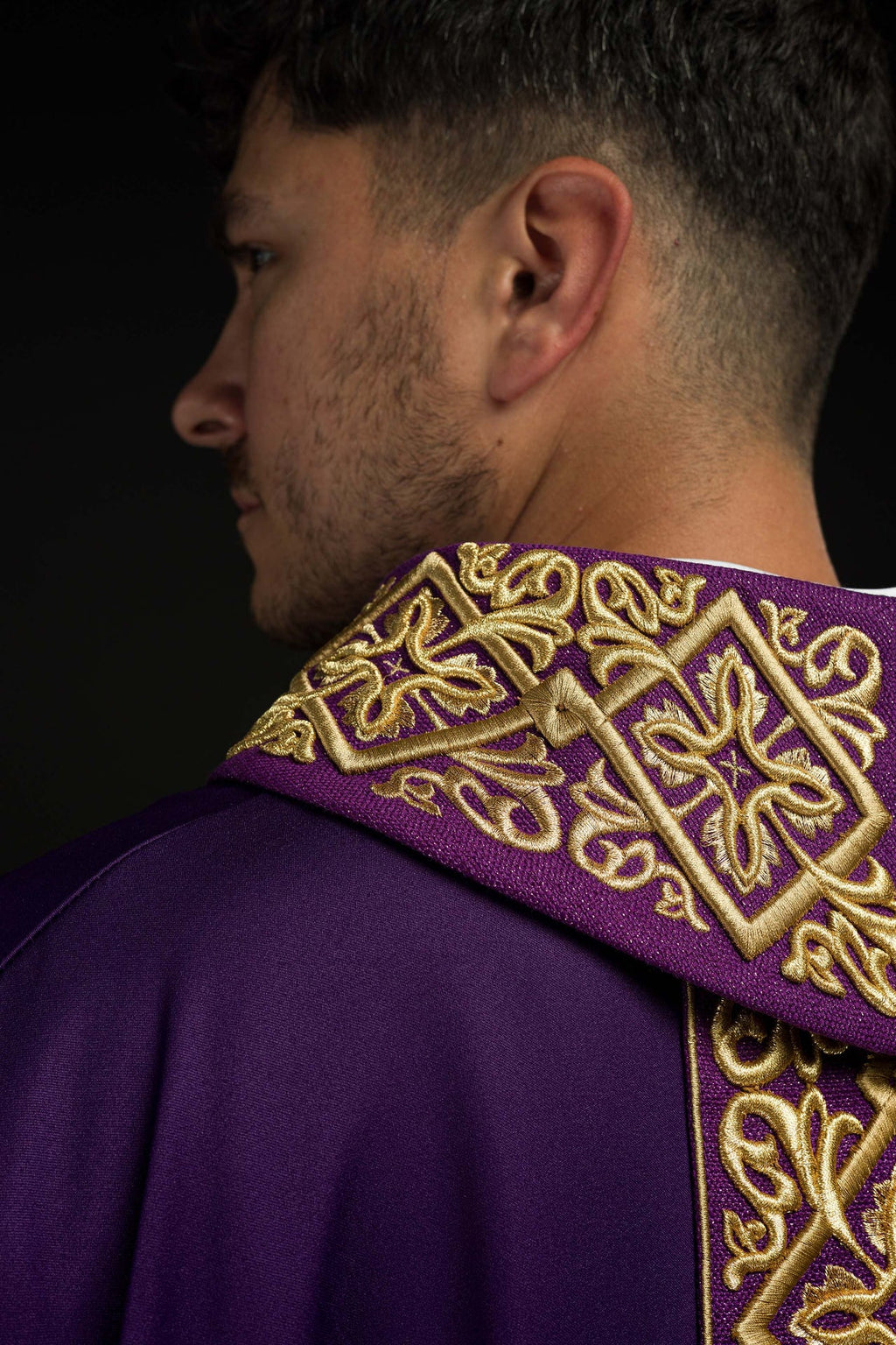 Ornat bogato haftowany motyw florystyczny z krzyżami Fioletowy - ORNATY.PL