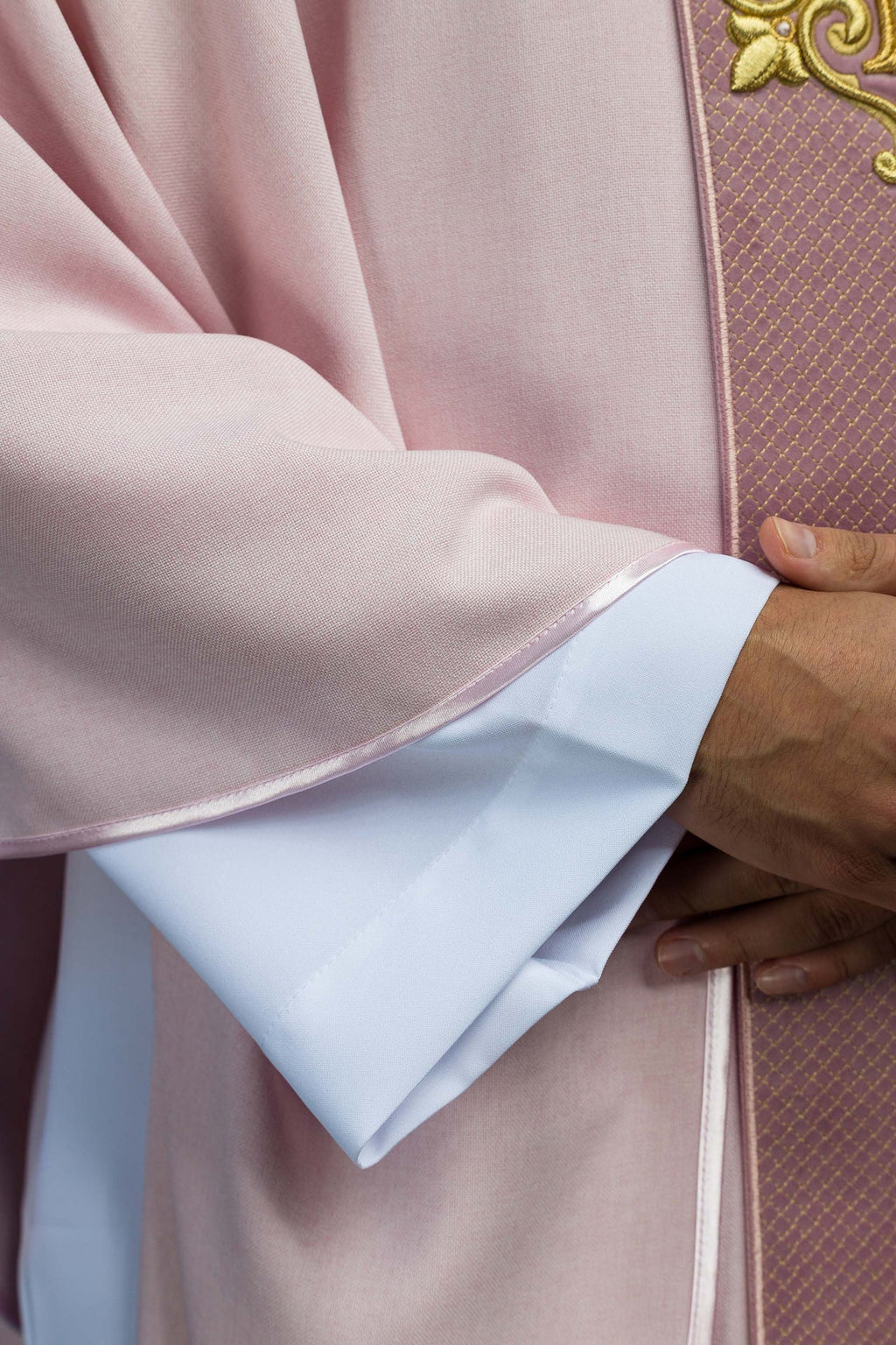 Messgewand auf Samt gestickt mit dem Symbol Kreuz Rosa