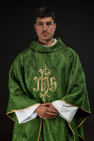 Zielony ornat z haftowanym motywem IHS na ozdobnej tkaninie - ORNATY.PL