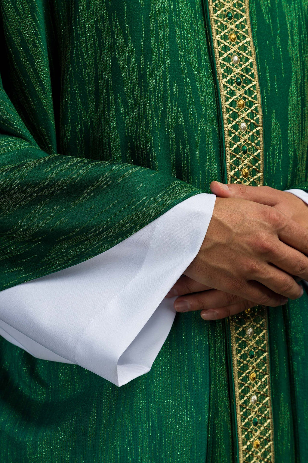 Grünes Messgewand mit besticktem Streifen und Kragen