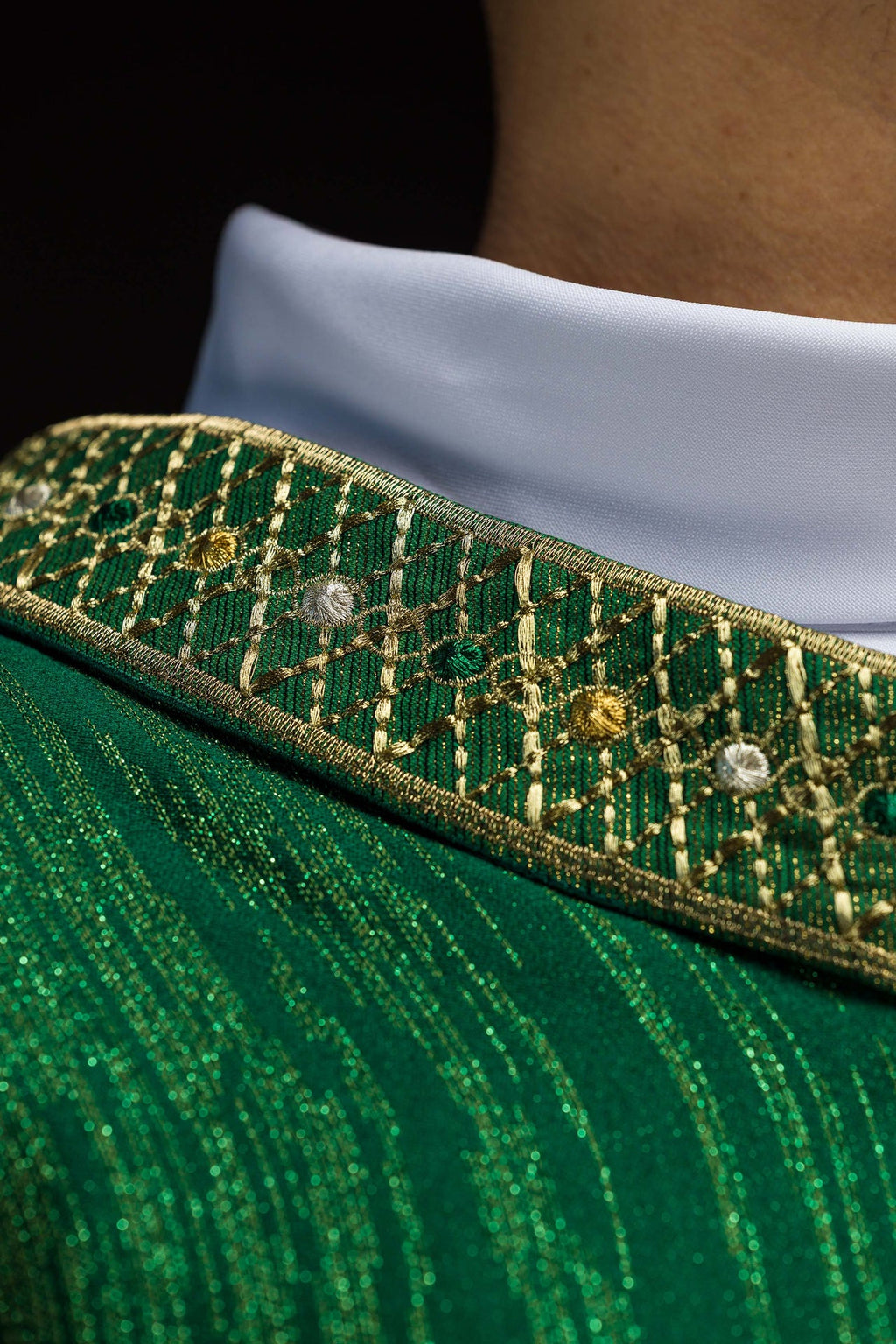 Grünes Messgewand mit besticktem Streifen und Kragen