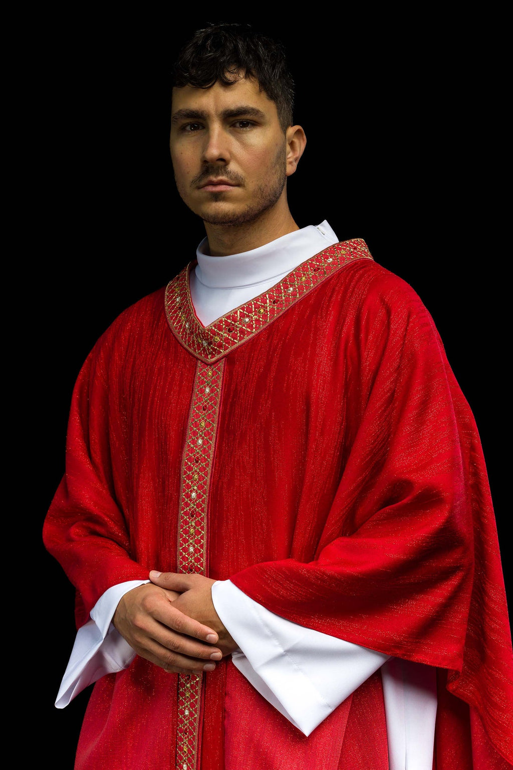 Rotes Messgewand mit besticktem Streifen und Kragen