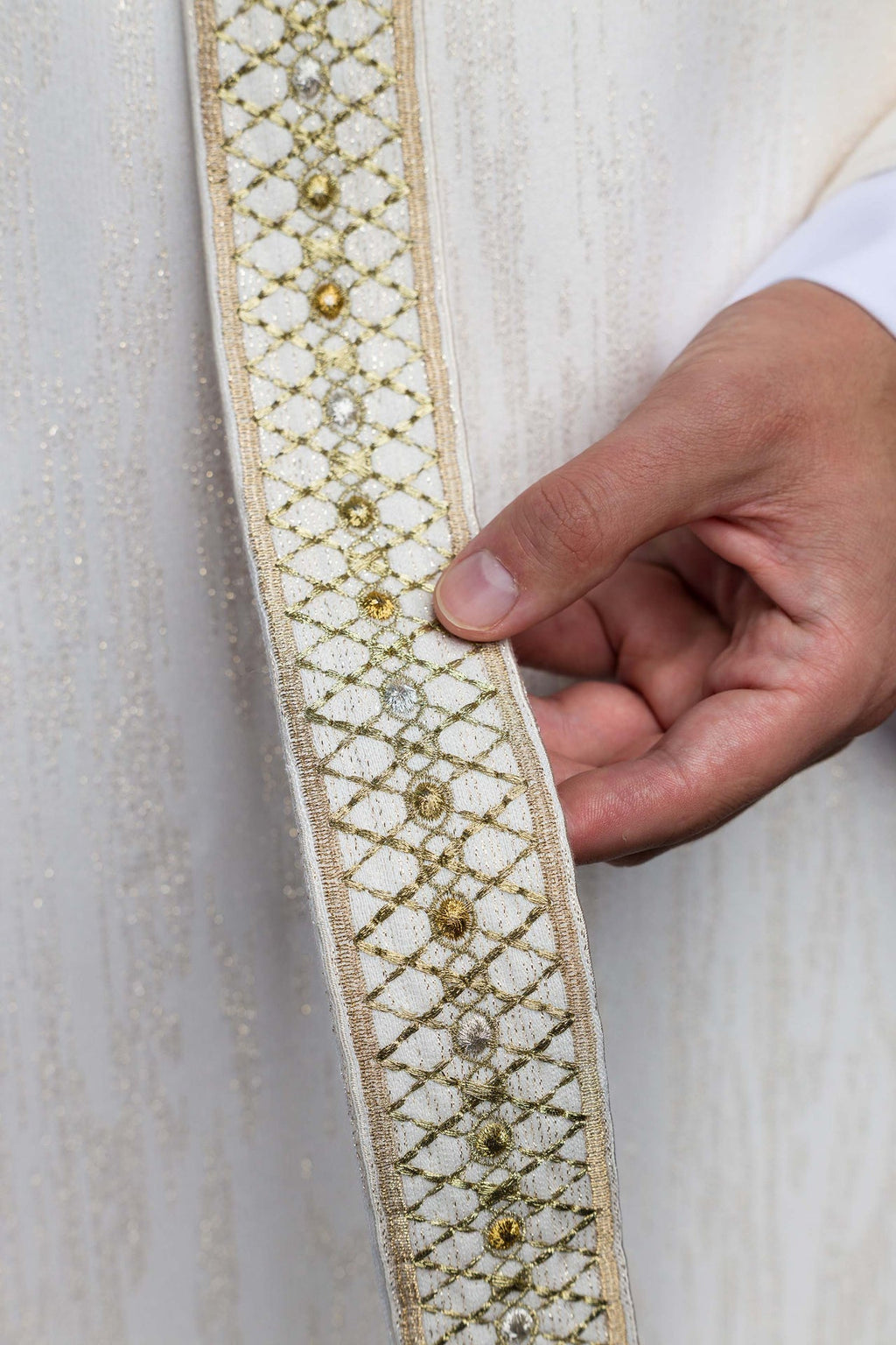 Weißes Messgewand mit besticktem Streifen und Kragen