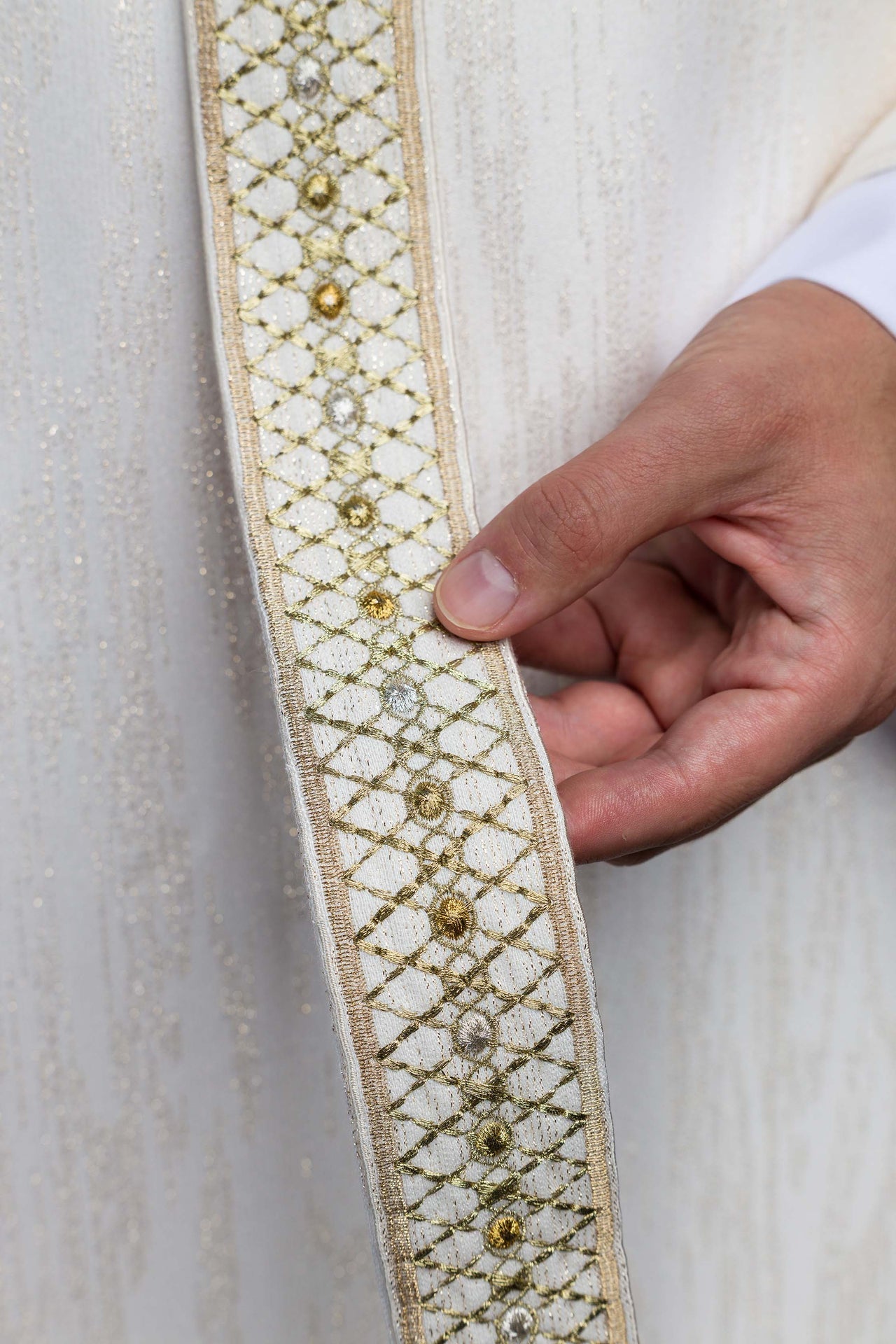 Weißes Messgewand mit besticktem Streifen und Kragen