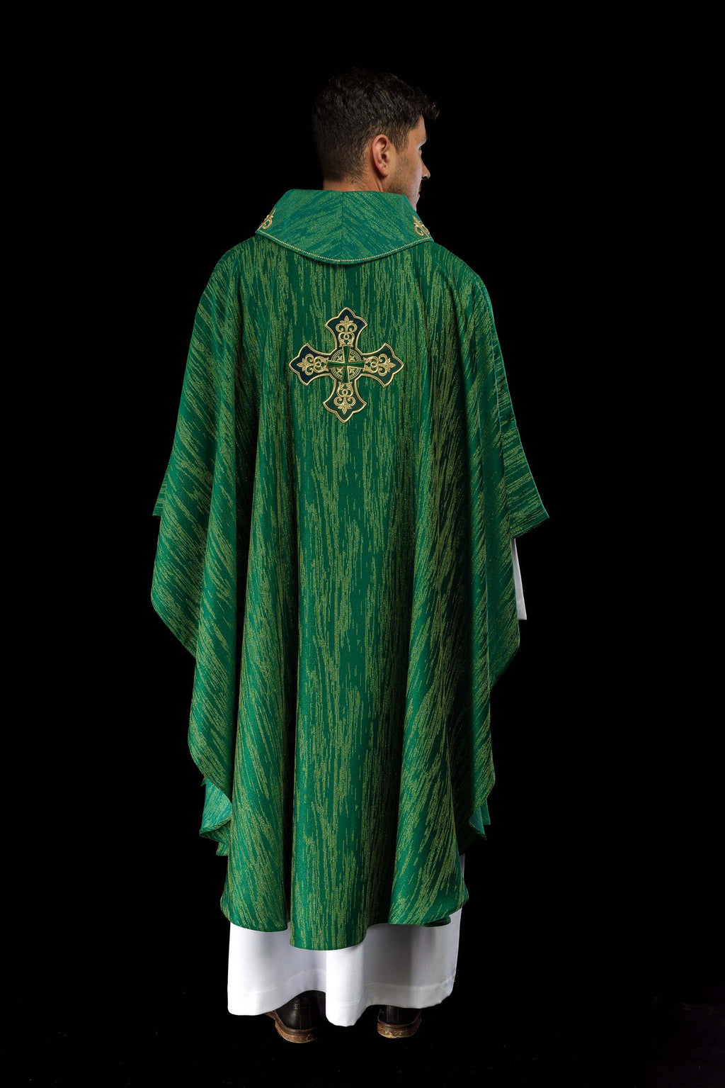 Zielony ornat z haftowanym motywem krzyża na ozdobnej tkaninie - ORNATY.PL