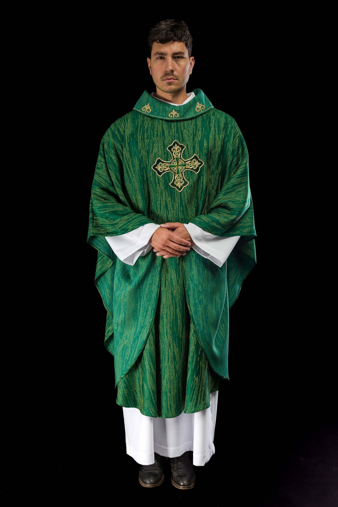 Zielony ornat z haftowanym motywem krzyża na ozdobnej tkaninie - ORNATY.PL