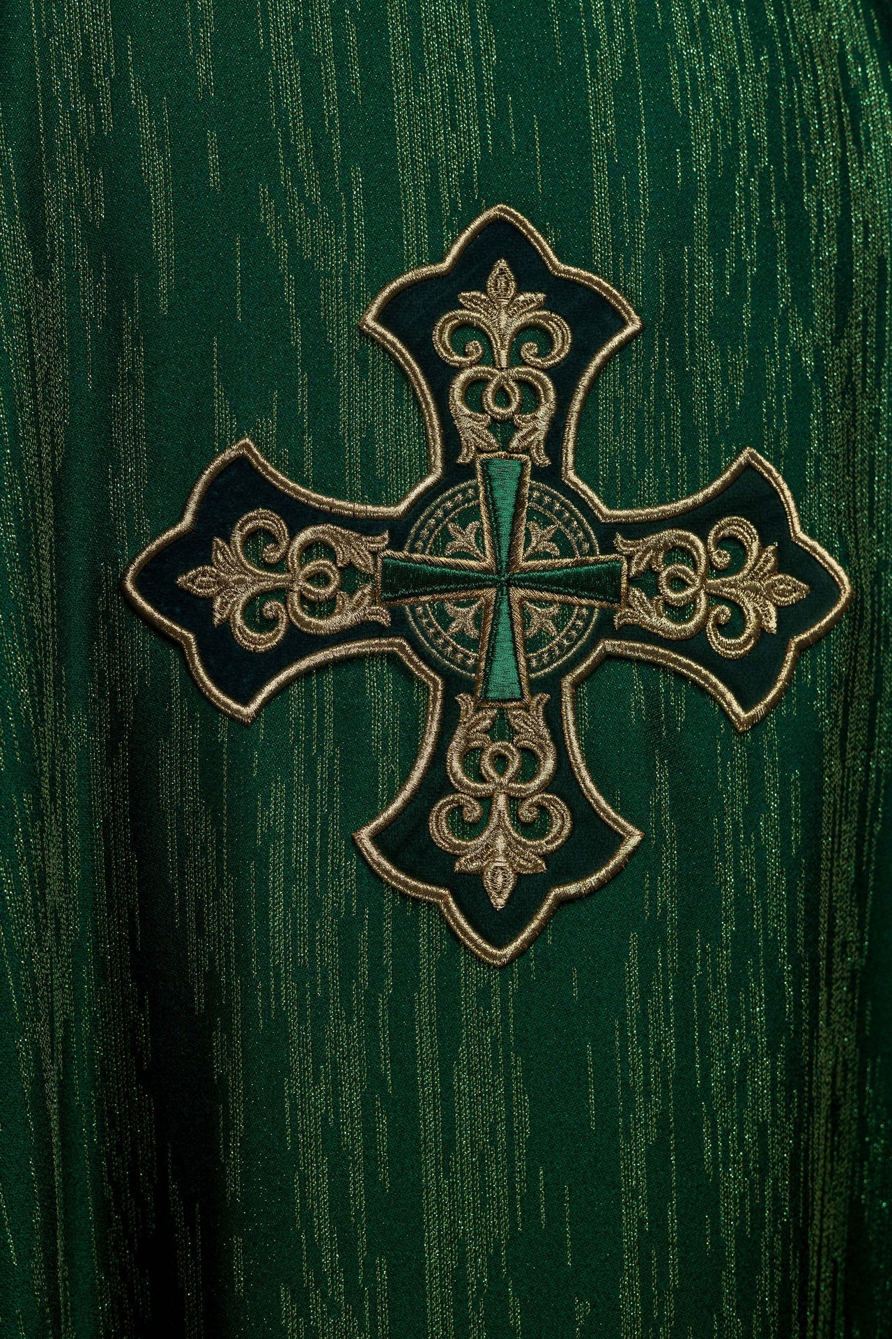 Zielony ornat z haftowanym motywem krzyża na ozdobnej tkaninie - ORNATY.PL
