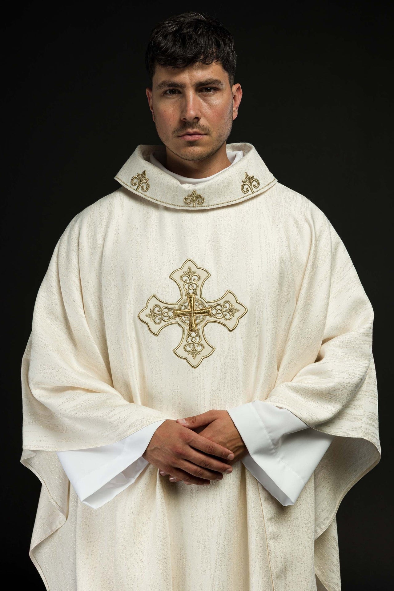 Ecru ornat z haftowanym motywem krzyża na ozdobnej tkaninie - ORNATY.PL