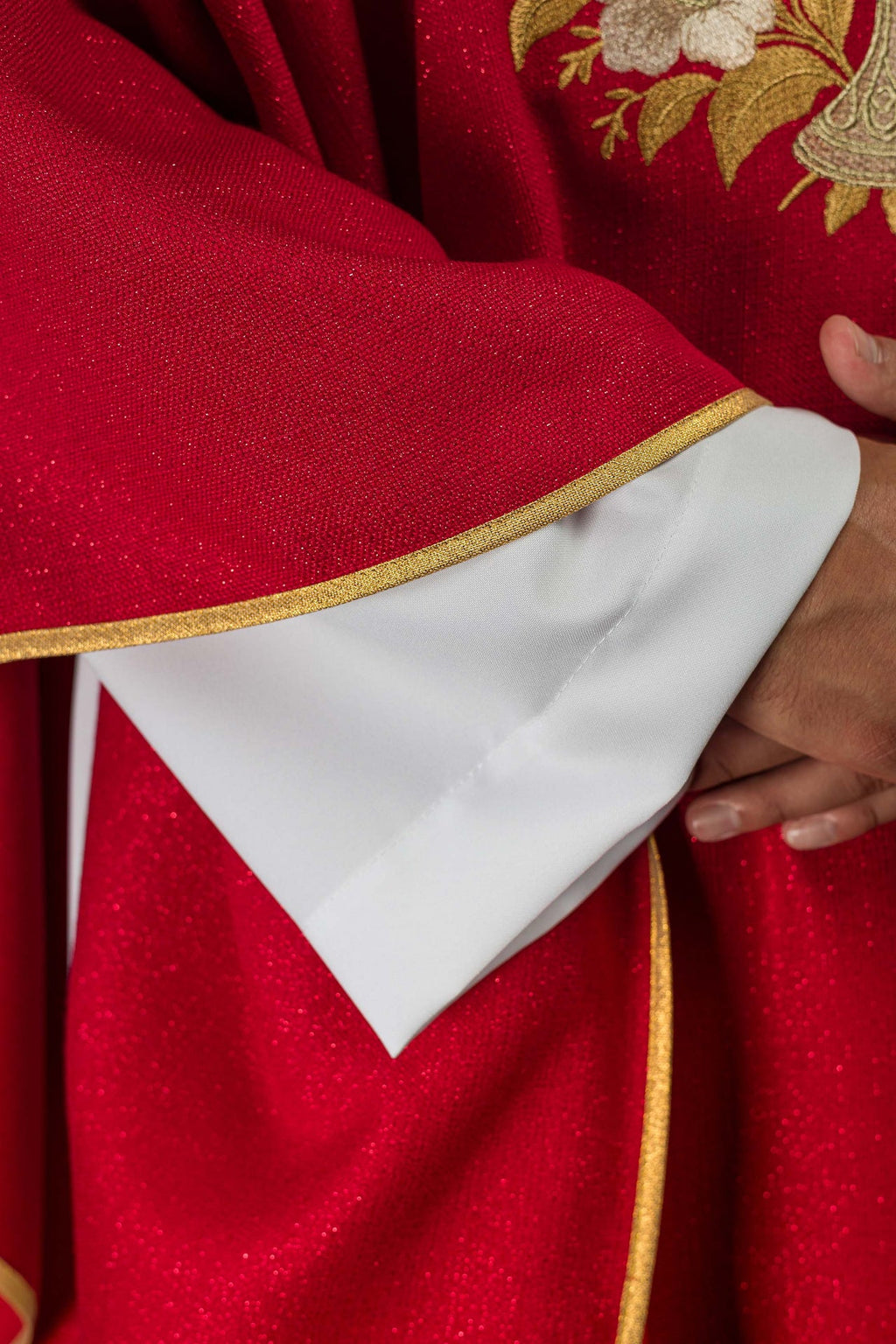 Rotes Messgewand mit besticktem Kragen und Symbol des Heiligen Geistes