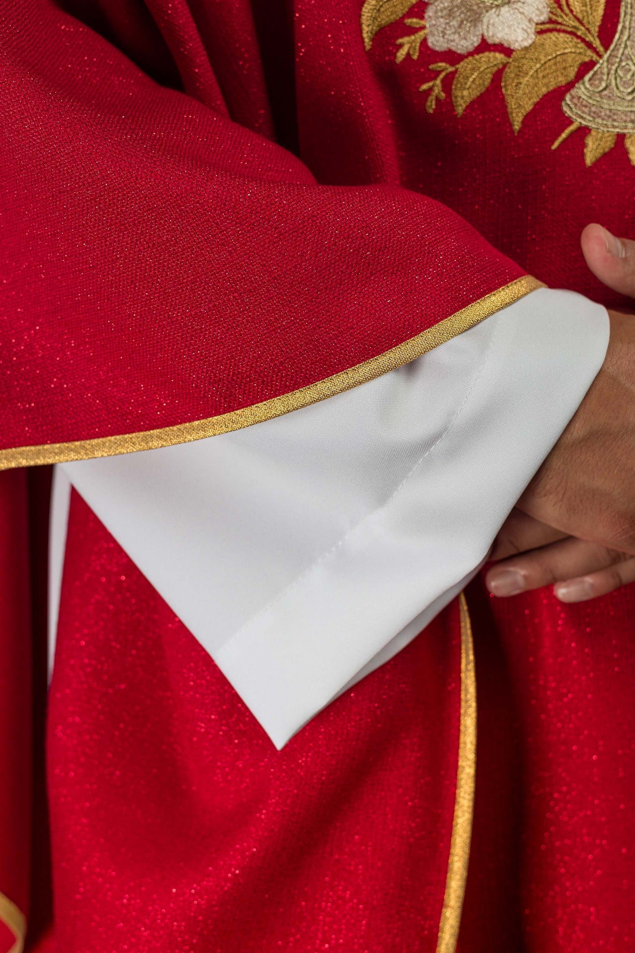 Rotes Messgewand mit besticktem Kragen und Symbol des Heiligen Geistes