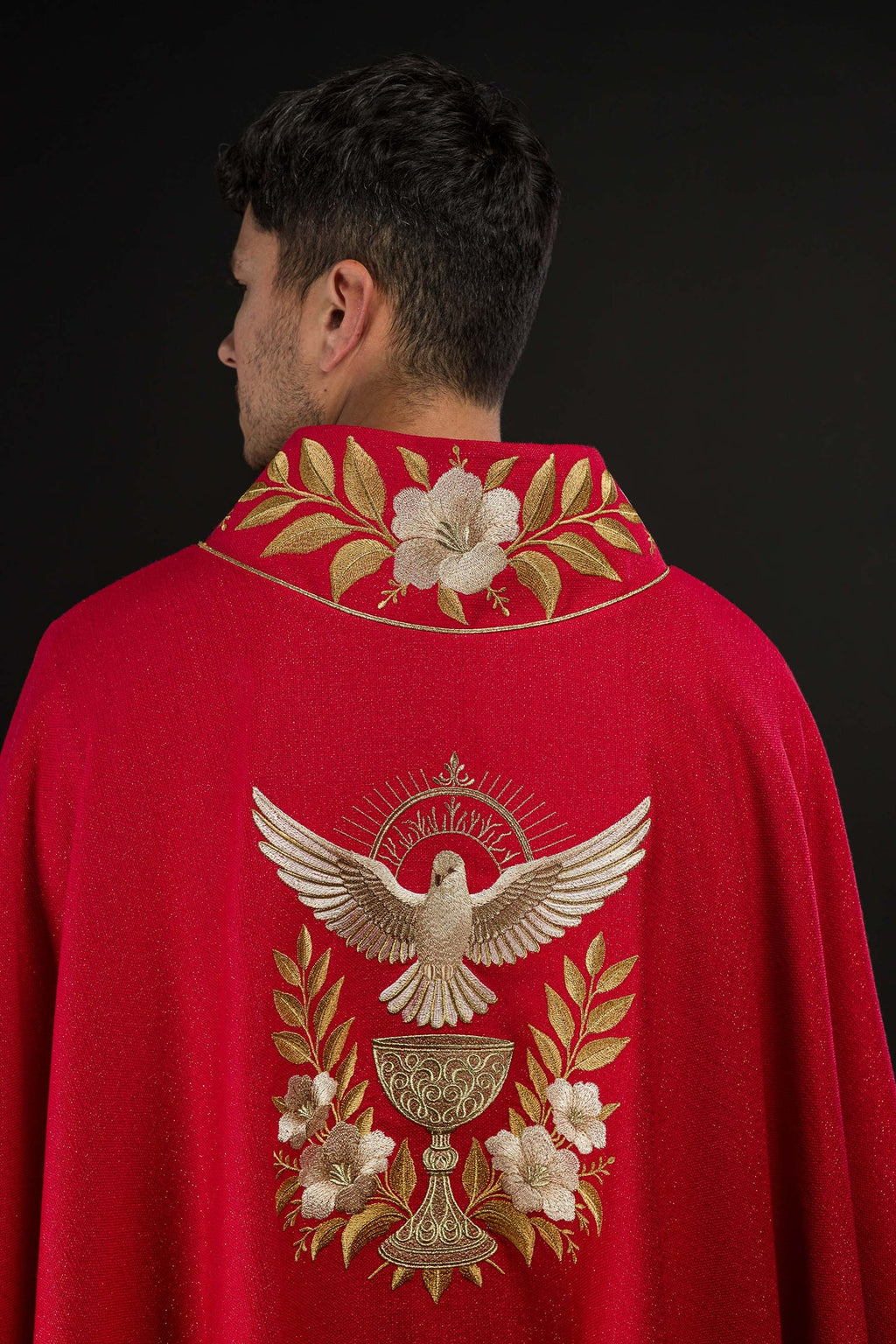 Rotes Messgewand mit besticktem Kragen und Symbol des Heiligen Geistes
