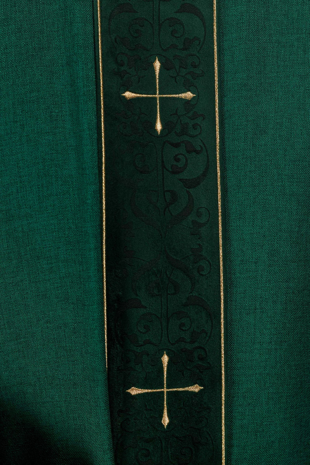 Messgewand in grüner Farbe mit besticktem Kreuzband und Kragen