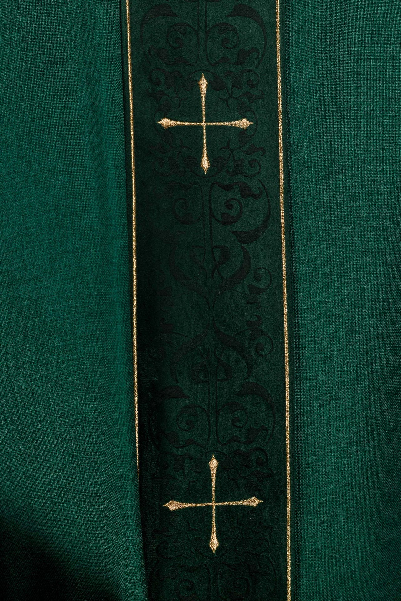 Messgewand in grüner Farbe mit besticktem Kreuzband und Kragen