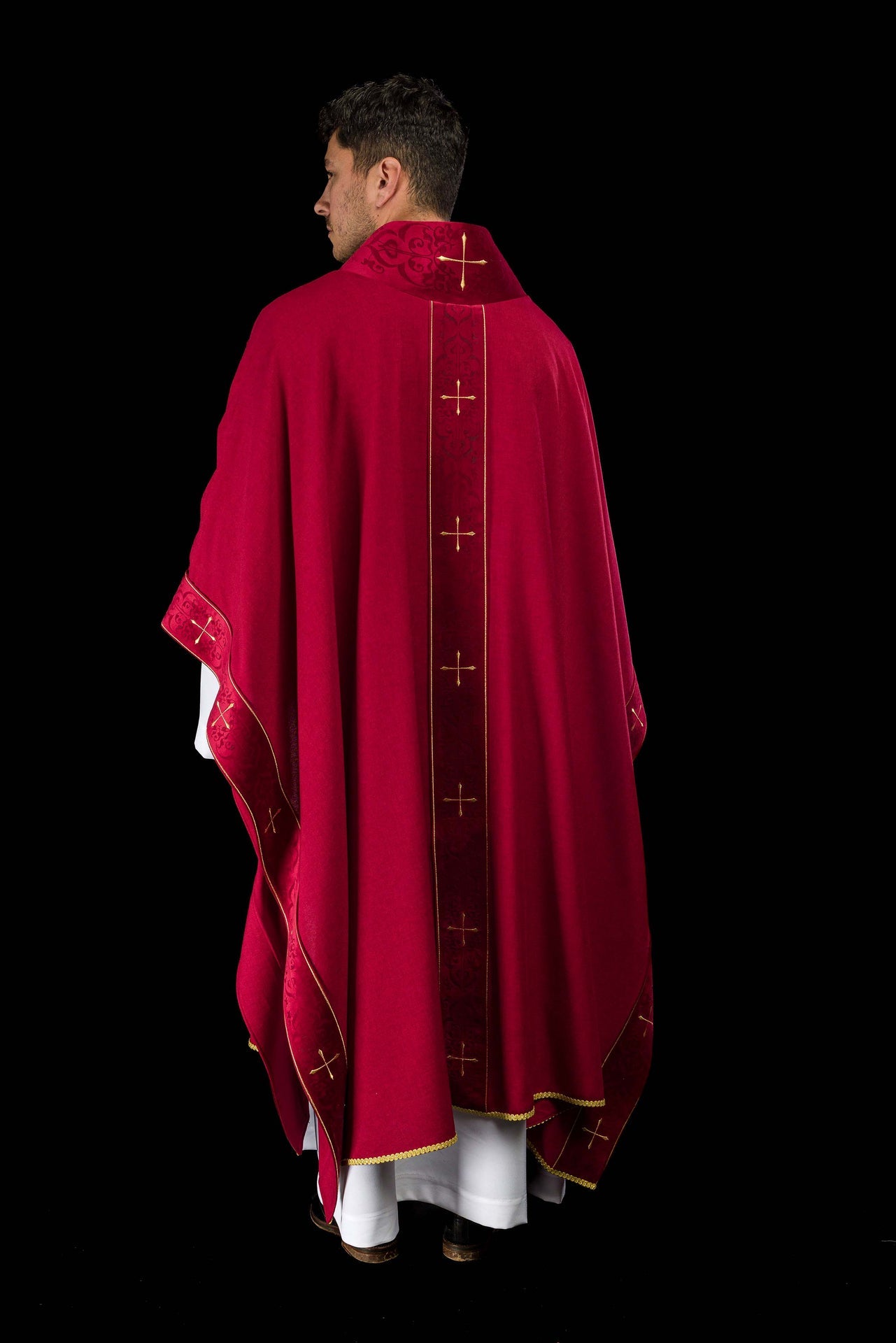 Ornat w kolorze czerwonym z haftowanym pasem i kołnierzem w krzyże - ORNATY.PL