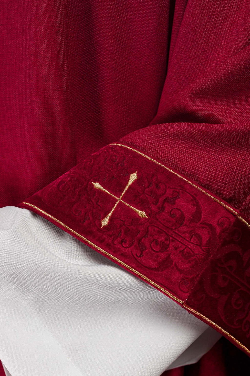 Messgewand in roter Farbe mit besticktem Kreuzband und Kragen