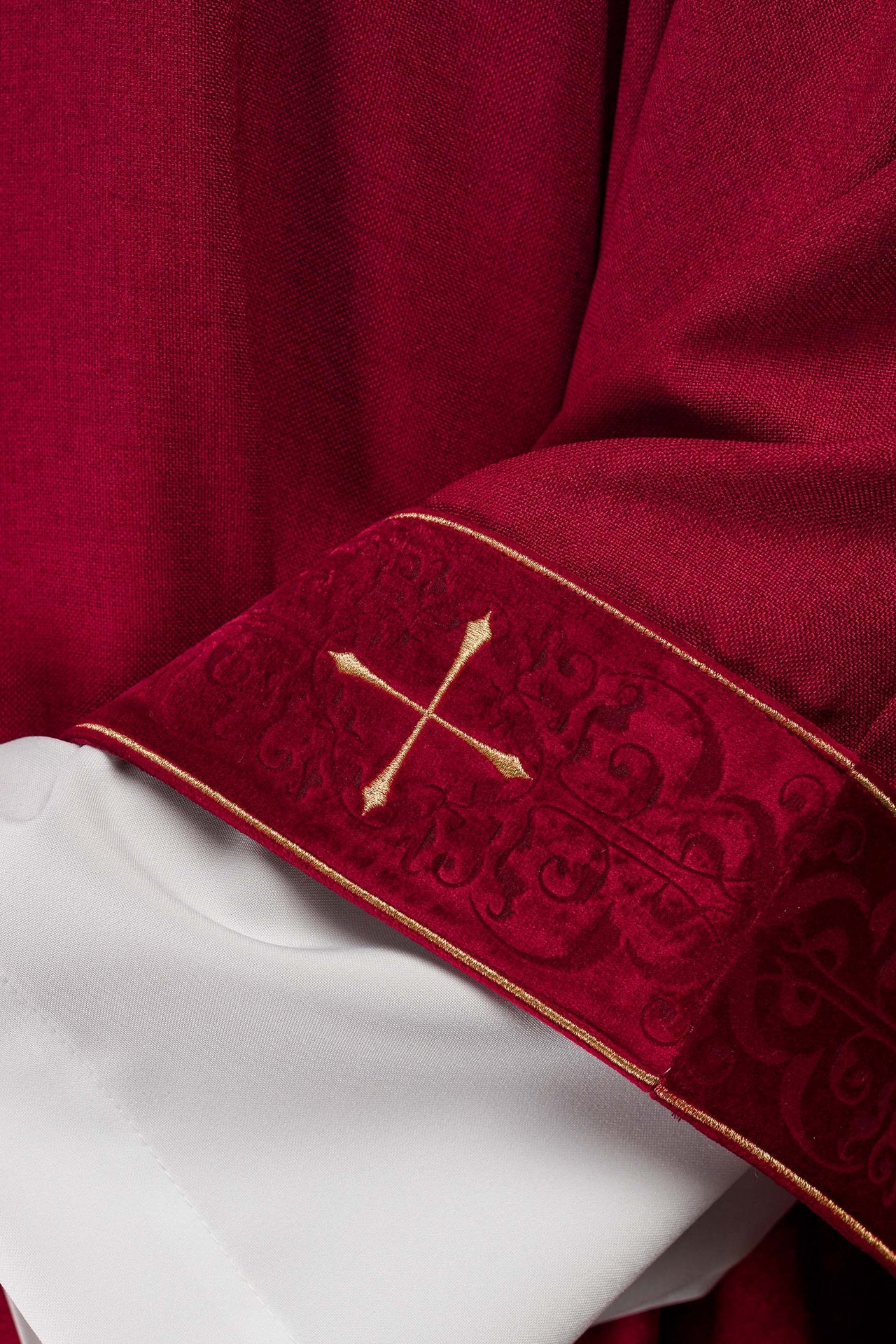 Messgewand in roter Farbe mit besticktem Kreuzband und Kragen