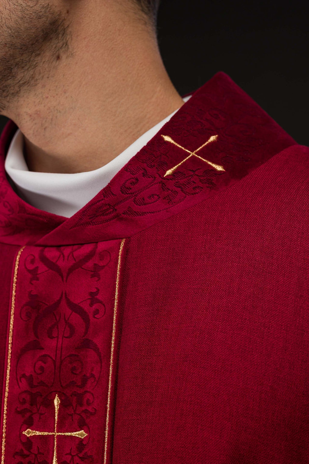 Ornat w kolorze czerwonym z haftowanym pasem i kołnierzem w krzyże - ORNATY.PL