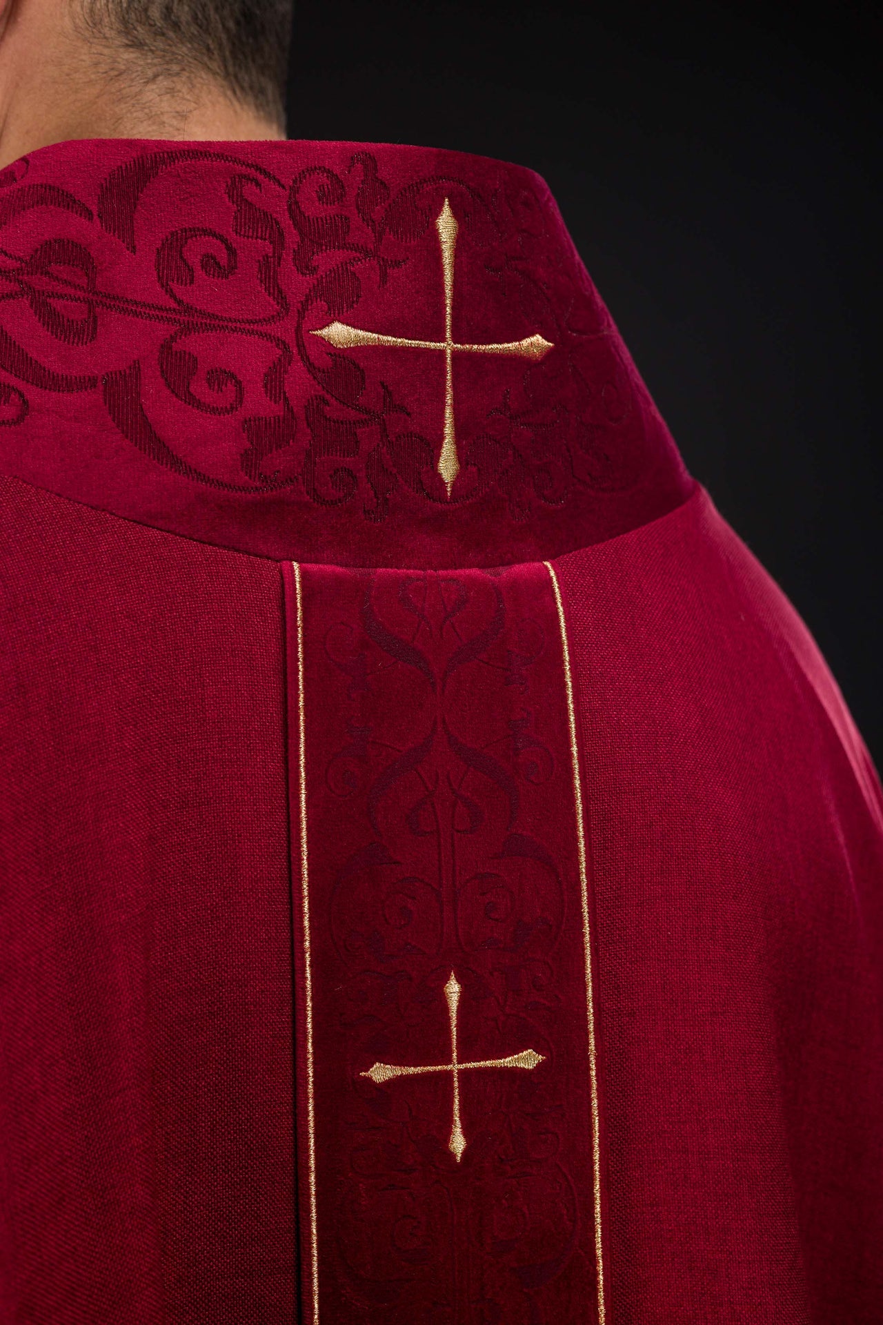 Messgewand in roter Farbe mit besticktem Kreuzband und Kragen