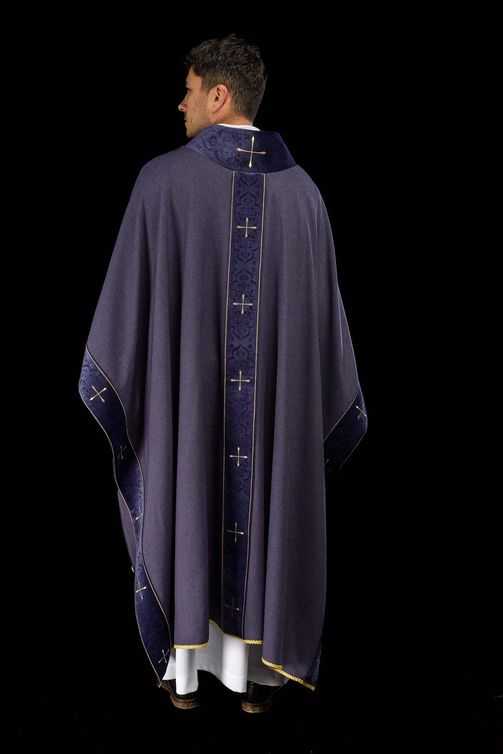 Messgewand in violetter Farbe mit besticktem Kreuzband und Kragen