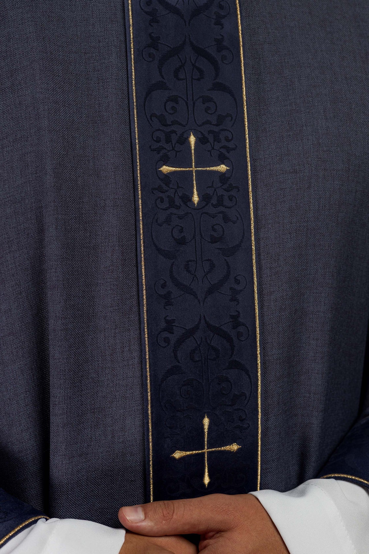 Messgewand in violetter Farbe mit besticktem Kreuzband und Kragen