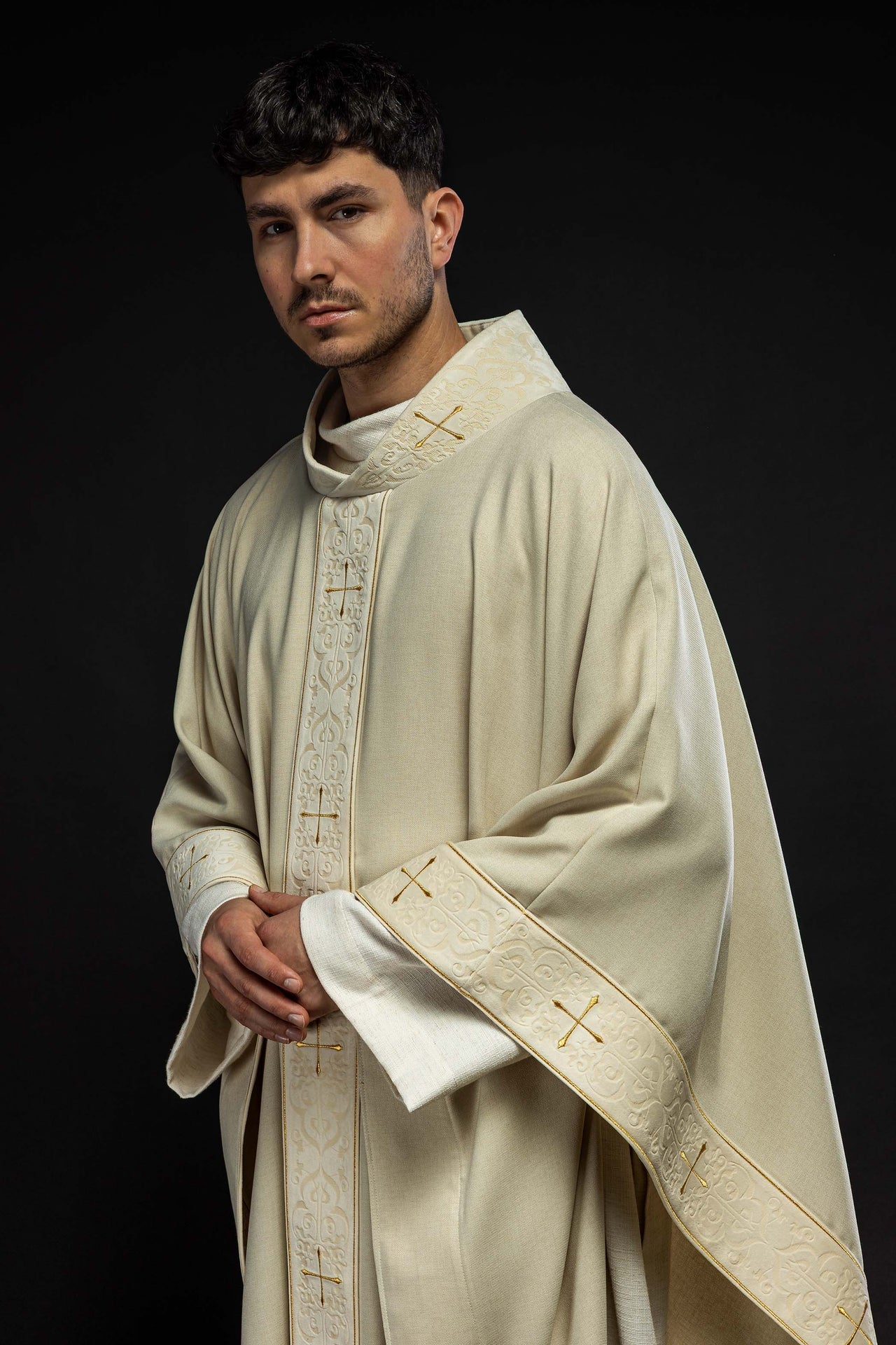 Ornat w kolorze ecru z haftowanym pasem i kołnierzem w krzyże - ORNATY.PL