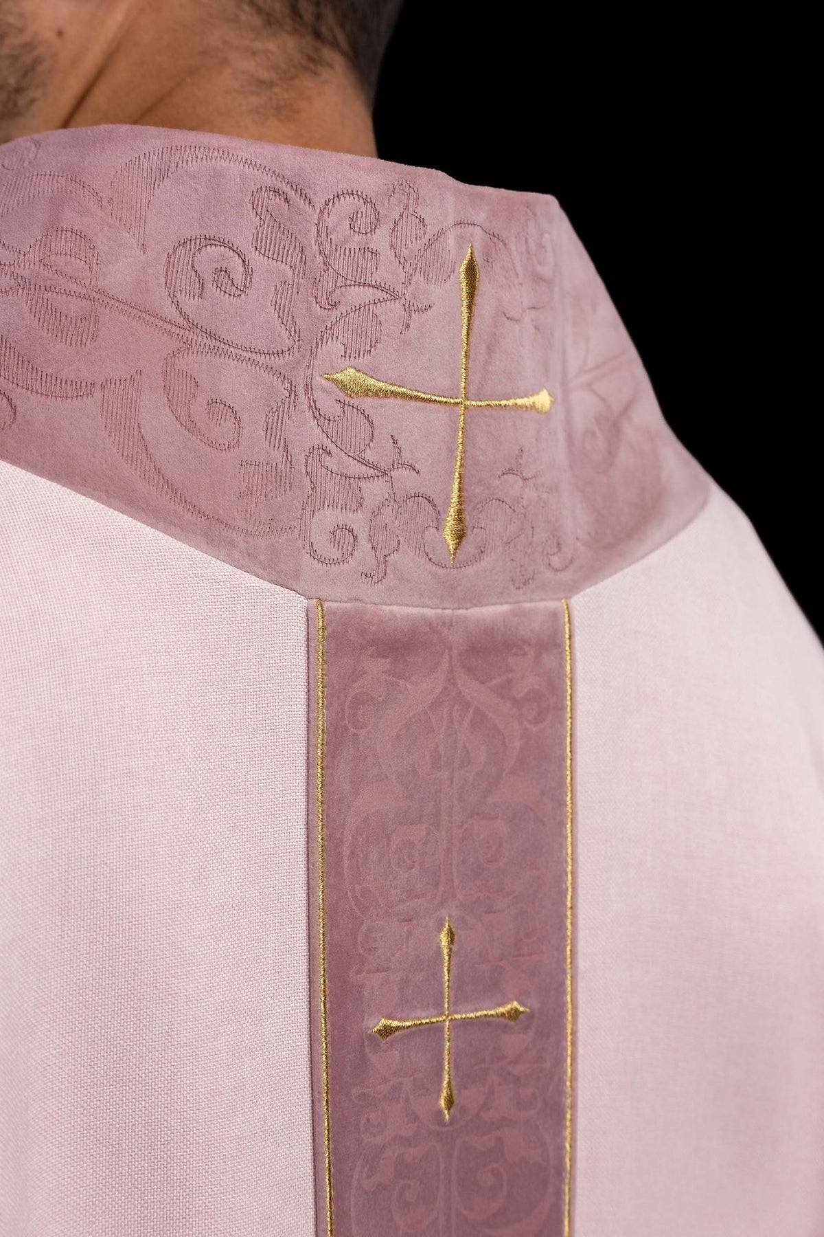 Rosa Messgewand mit besticktem Stab und Kragen mit Kreuzen