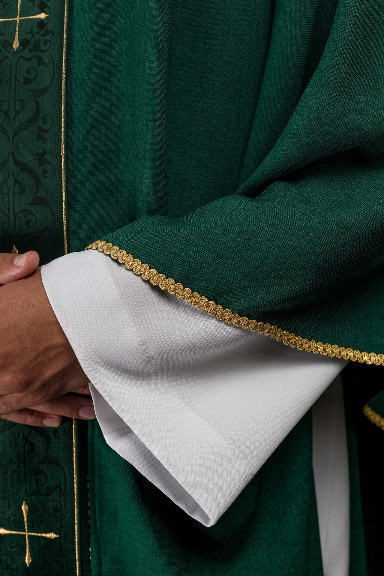 Messgewand in Grün mit besticktem Kreuzstreifen