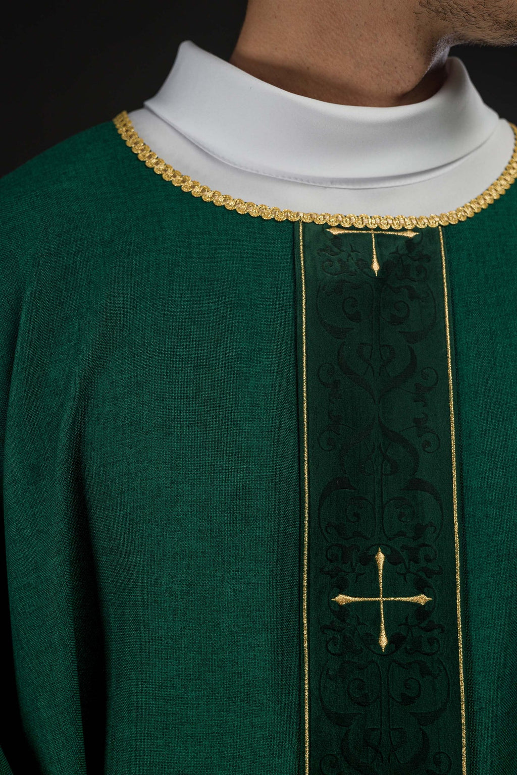 Ornat w kolorze zielonym z haftowanym pasem w krzyże - ORNATY.PL