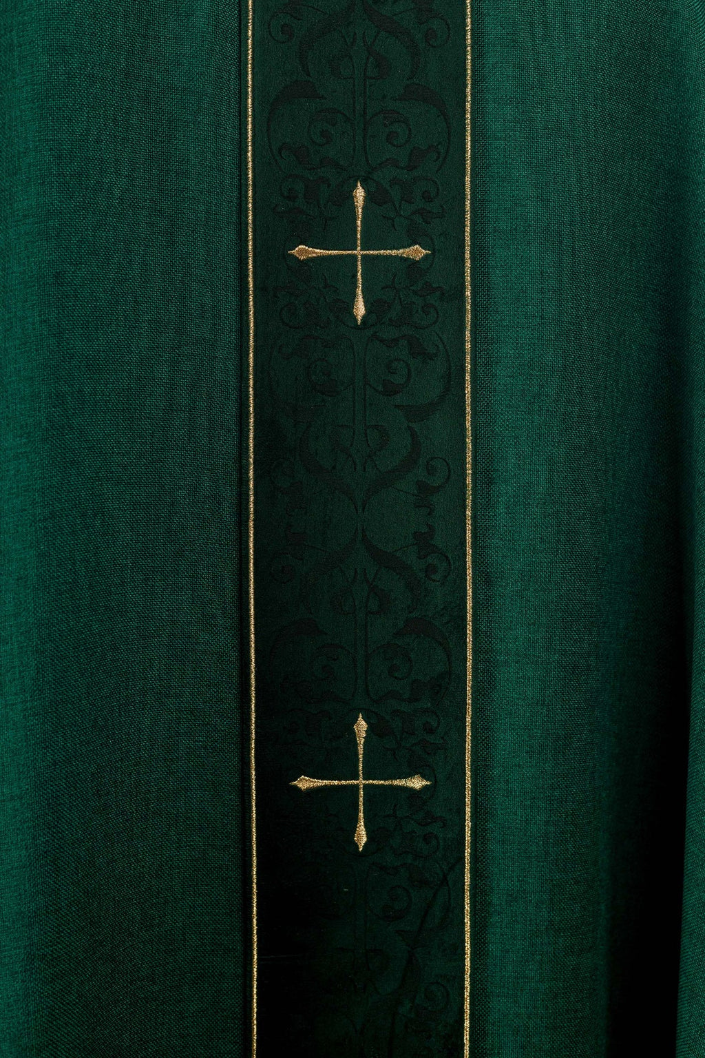 Ornat w kolorze zielonym z haftowanym pasem w krzyże - ORNATY.PL