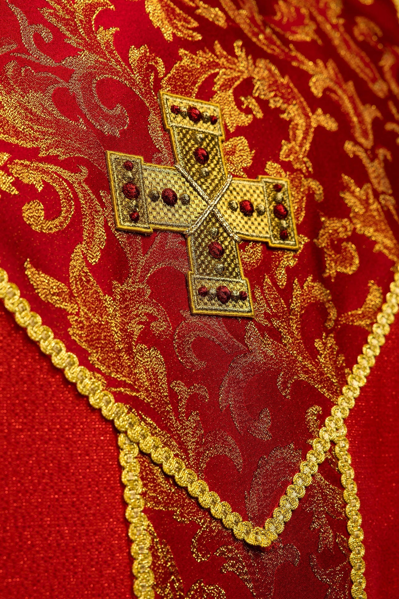 Rotes Messgewand mit Kreuz verziert mit Jacquardstoff