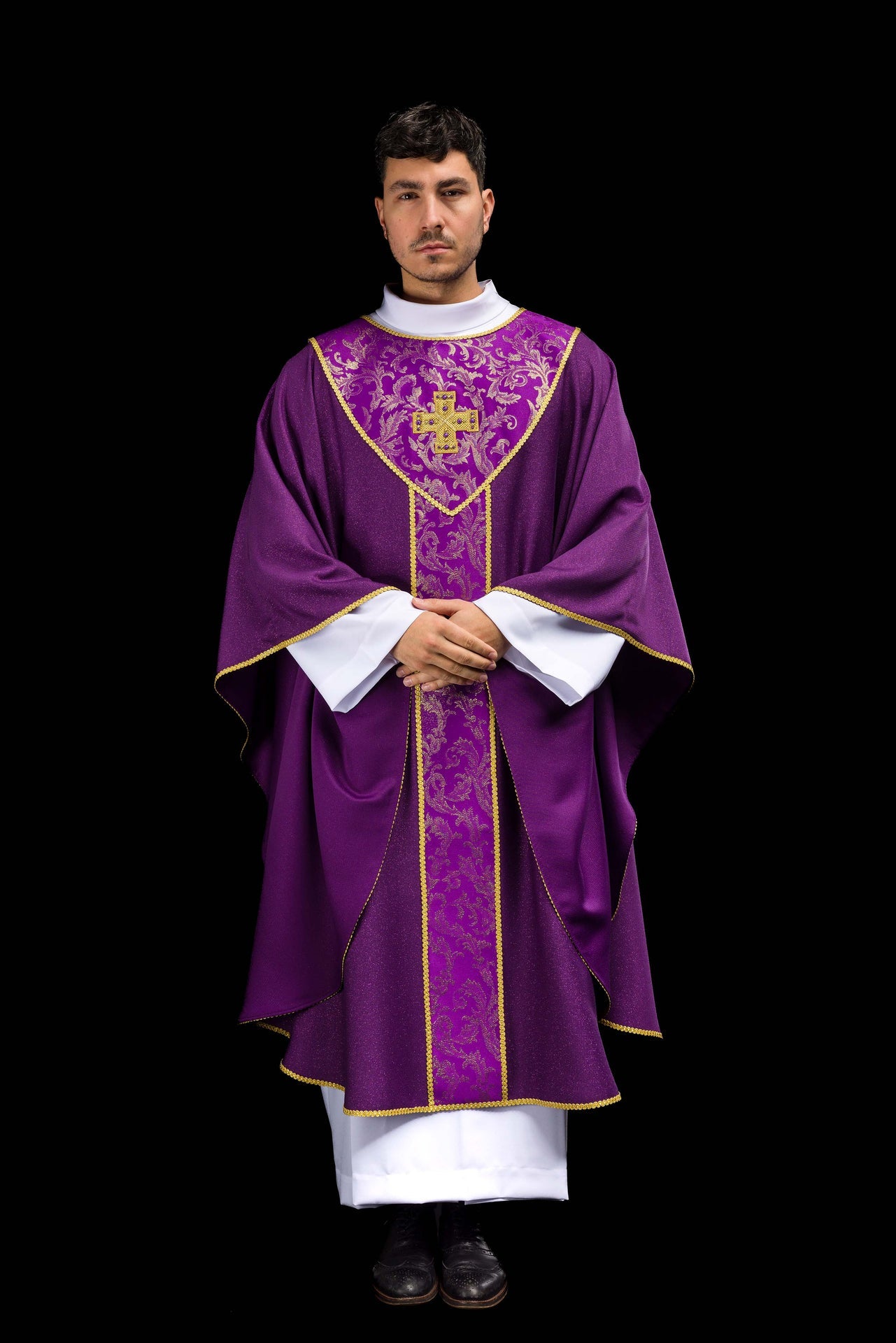Violettes Messgewand mit Kreuz verziert mit Jacquardstoff